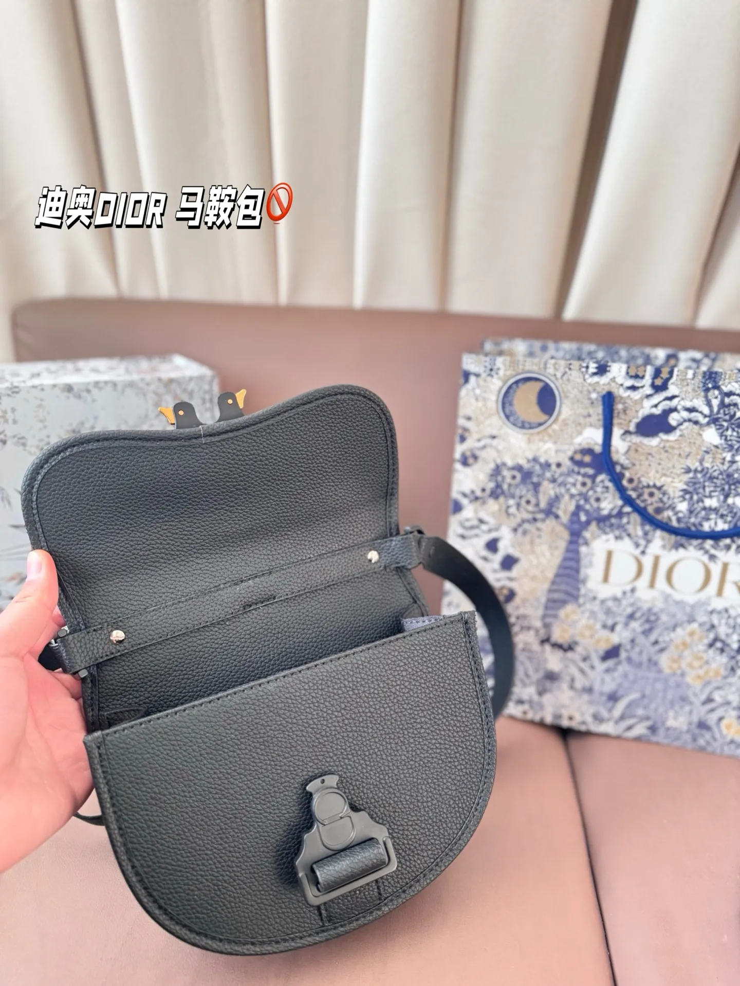 P150 配礼盒🎁. 迪奥DIOR 马鞍包 日常休闲又不失精致 半圆形可可爱爱 肩带也超好调整 可以背成hobo 包袋自重很轻 设计简洁低调 被迪丽热巴种草 越看越喜欢 尺寸：21*17