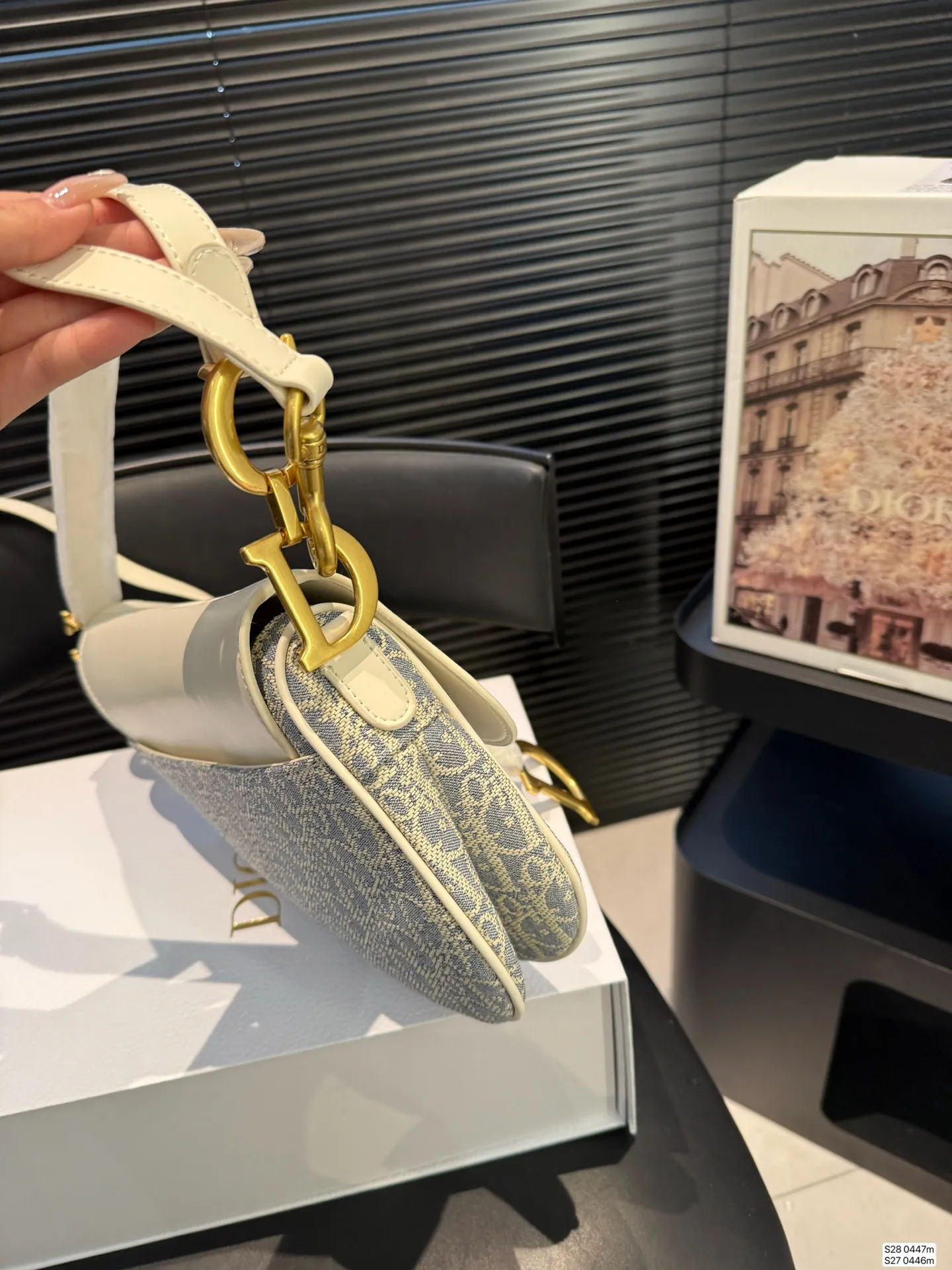 大号P190 小号P185 配飞机盒折叠盒子 迪奥马鞍包dior 颜值很到位 实用性非常好 任何风格都可驾驭 加上又A又飒的感觉风格 尺寸：大号23 21 小号18 16 货号大号0447小号0446