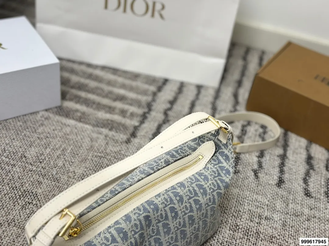 P215 配礼盒。 迪奥旅行包 被 Dior新款流浪包美到失语!背出去，谁还看路啊!时尚圈顶流Dior新款流浪包，把高级感狠狠拿捏住了，背上秒变街拍女王。 富家千金同款Dior新款流浪包，一眼万年，背着它，你就是人群焦点尺寸：25 13
