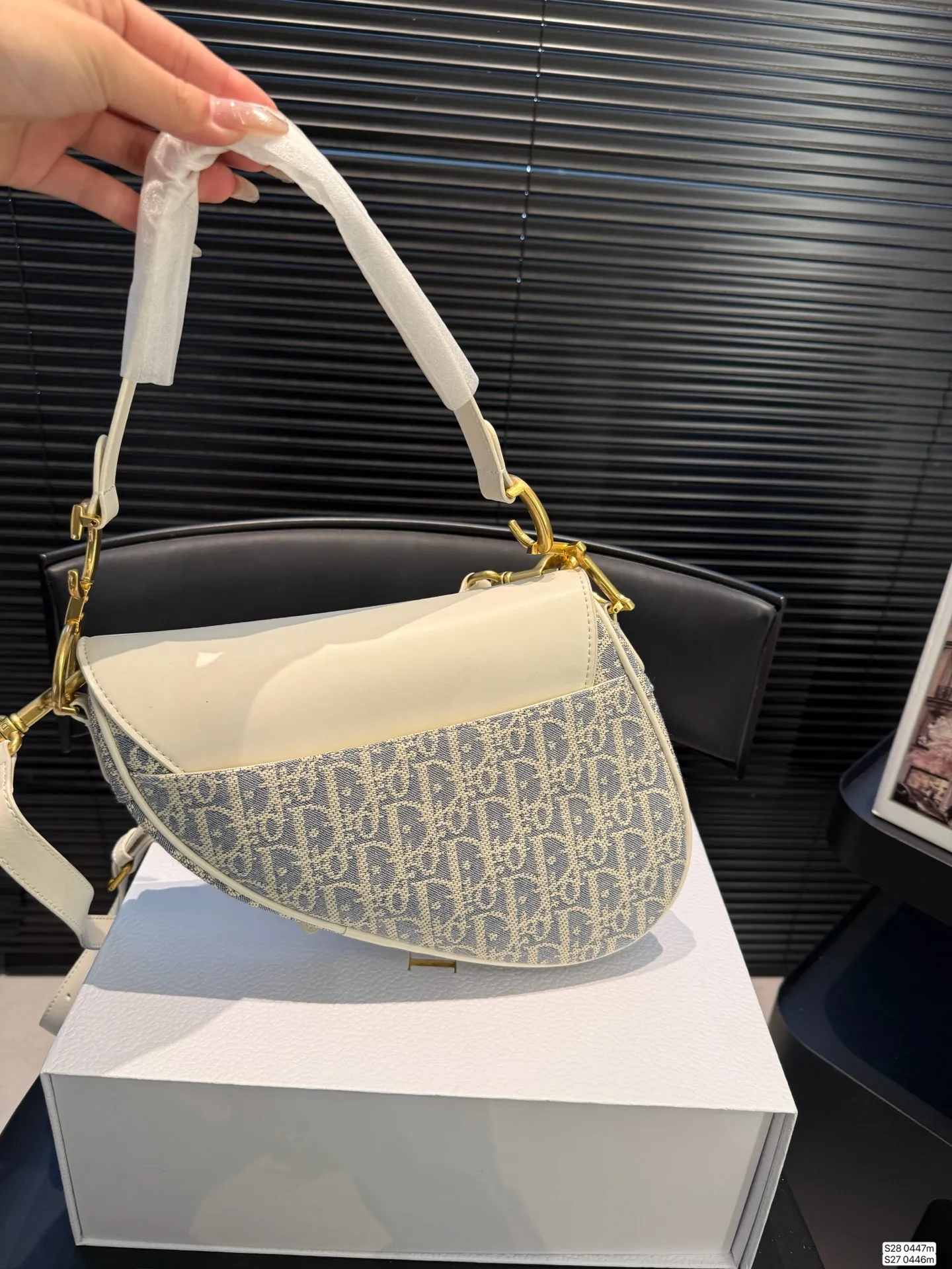 大号P190 小号P185 配飞机盒折叠盒子 迪奥马鞍包dior 颜值很到位 实用性非常好 任何风格都可驾驭 加上又A又飒的感觉风格 尺寸：大号23 21 小号18 16 货号大号0447小号0446