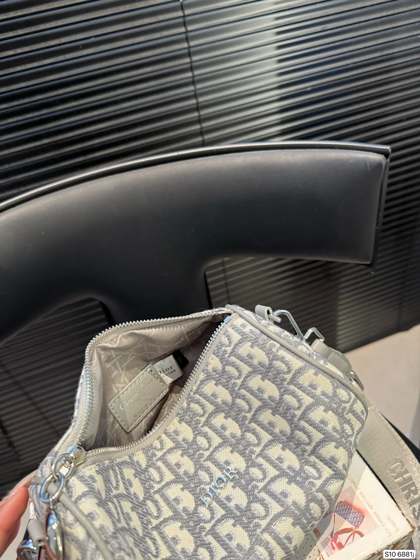 P100 配盒子 迪奥枕头包出货了💓超级百搭的胸包，肩背斜挎超级实用，系运动与时装皆可 超大容量 尺寸 ：20 12 货号6881