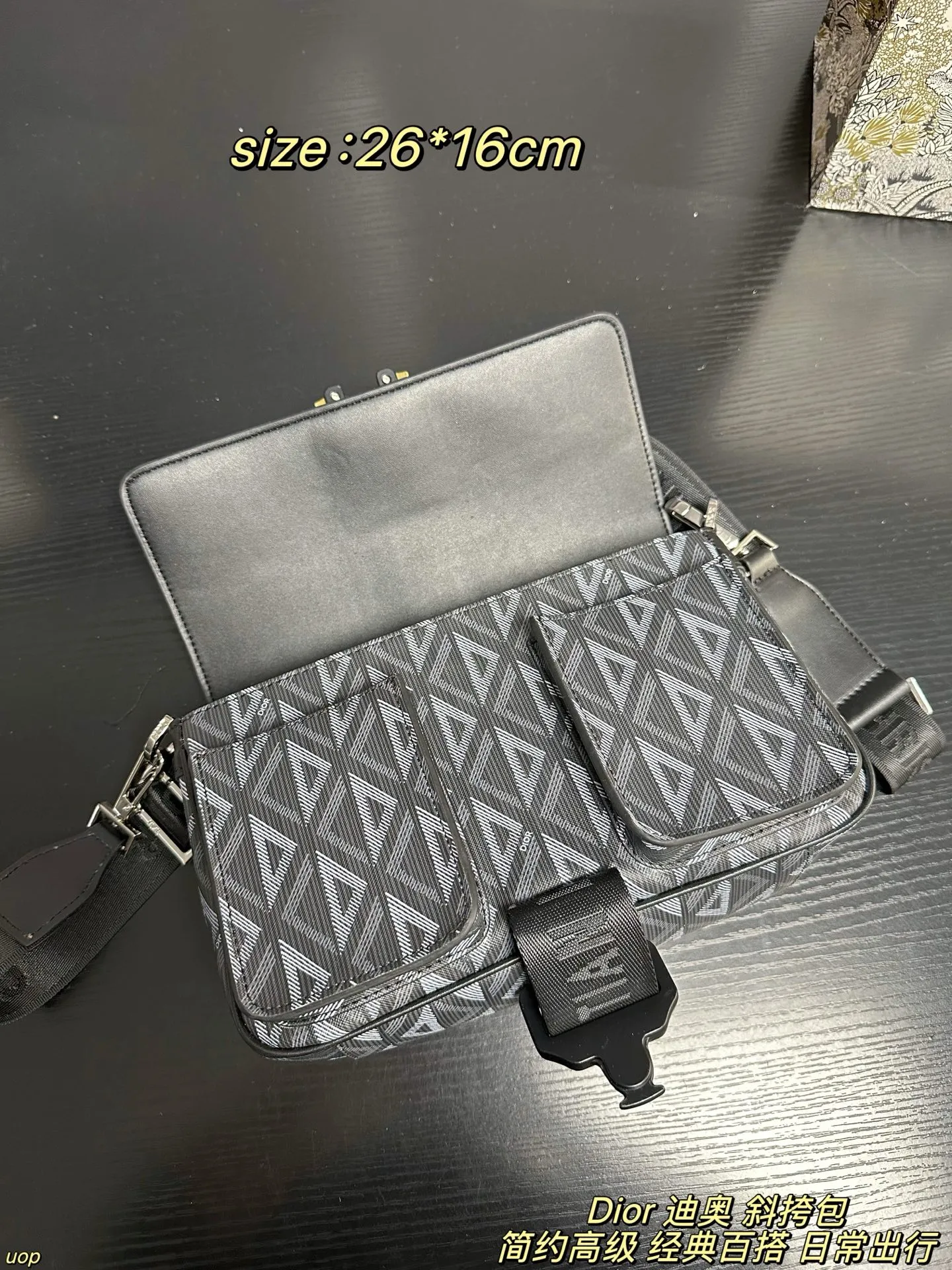 P165配盒 Dior 迪奥 斜挎包 这款 Dio*r Hit the Road 手袋搭配肩带,是本季新品,将现代风格与 Dio*r 的高订精神融为一体。采用黑色 CD Diamond 图案帆布和光滑牛皮革精心制作,翻盖搭配 Christian Dior 铝扣,宽敞的主隔层和正面双口袋设计,可轻松收纳各种日常用品。款式实用,搭配可调节、可拆卸的肩带,可为各式休闲装扮增添点睛之笔 尺寸:26*16cm