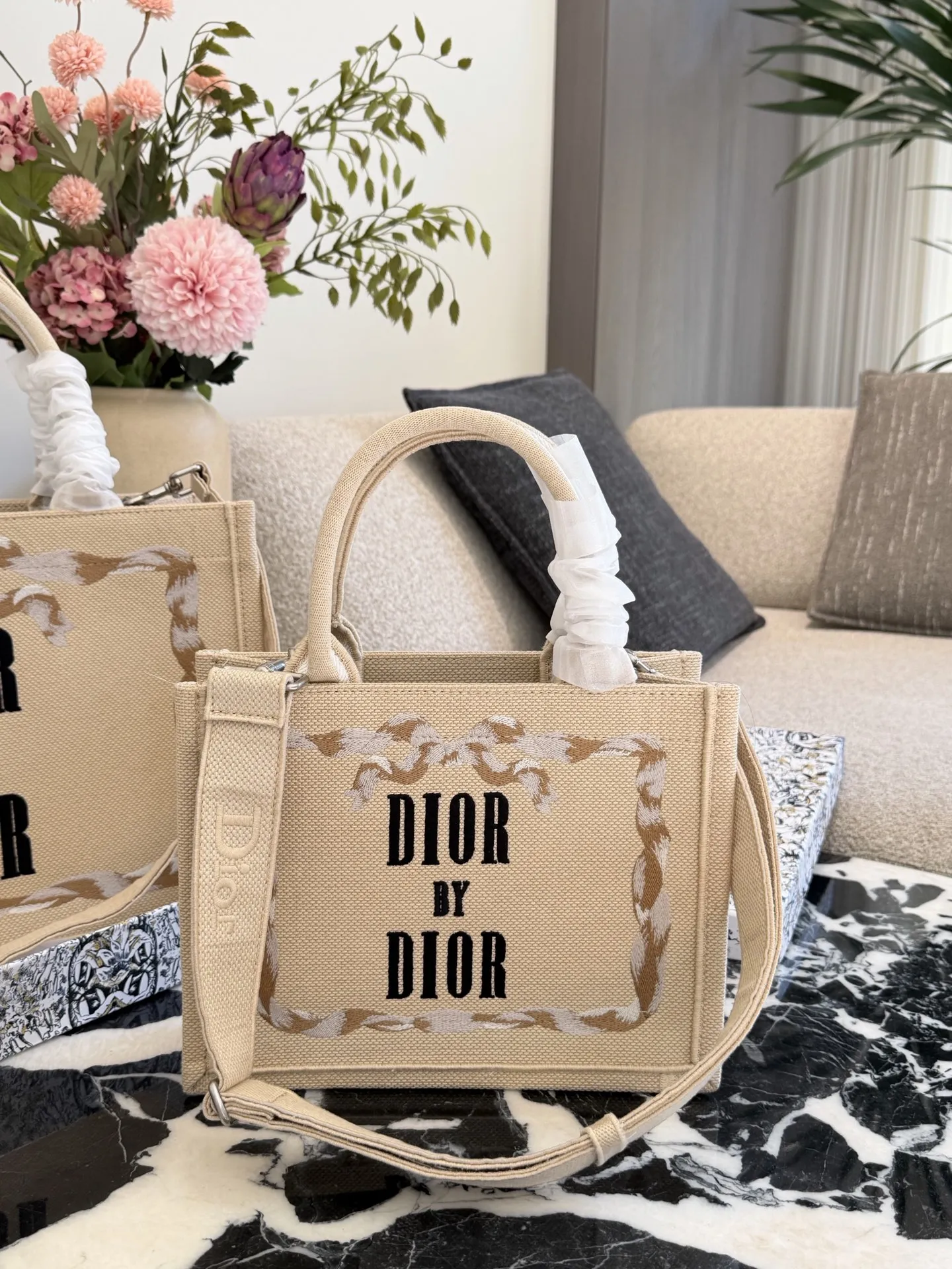 p200p235 顶级原单 从经典Book Tote的新面貌,到带有复古质感的斜挎包、手拿包,每一款都融合了迪奥的高雅基因与Jonathan Anderson独有的创意视角。 在保留品牌标志性廓形的基础上,注入更轻盈、更具功能性的细节设计。小型手袋则以层次感织物与全新迪奥LOGO提升辨识度,展现刚柔并济的现代风格。 25cm36cm配盒子