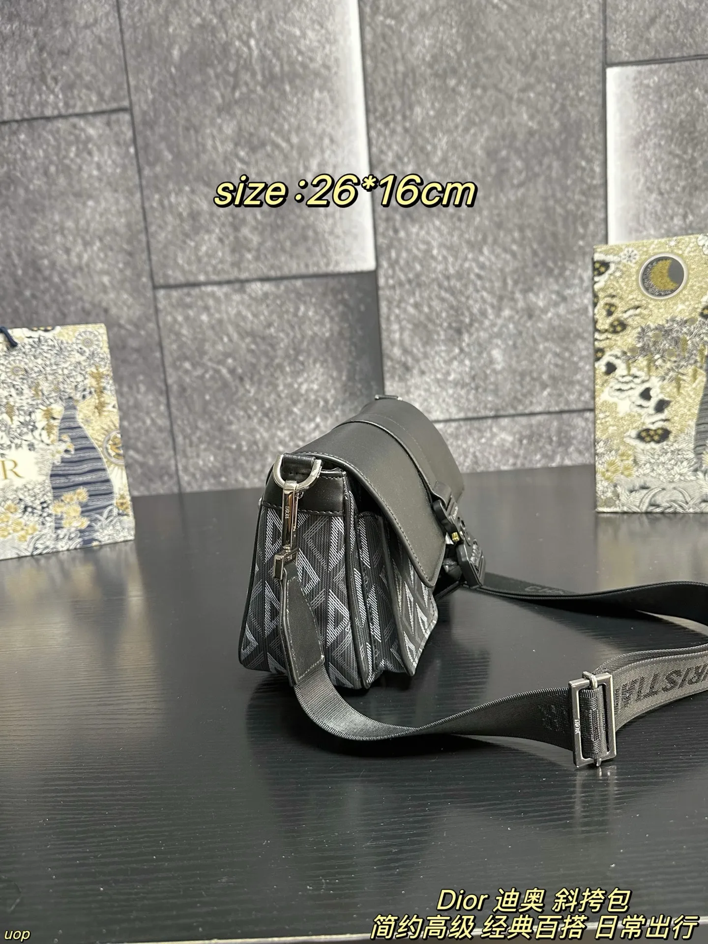 P165配盒 Dior 迪奥 斜挎包 这款 Dio*r Hit the Road 手袋搭配肩带,是本季新品,将现代风格与 Dio*r 的高订精神融为一体。采用黑色 CD Diamond 图案帆布和光滑牛皮革精心制作,翻盖搭配 Christian Dior 铝扣,宽敞的主隔层和正面双口袋设计,可轻松收纳各种日常用品。款式实用,搭配可调节、可拆卸的肩带,可为各式休闲装扮增添点睛之笔 尺寸:26*16cm