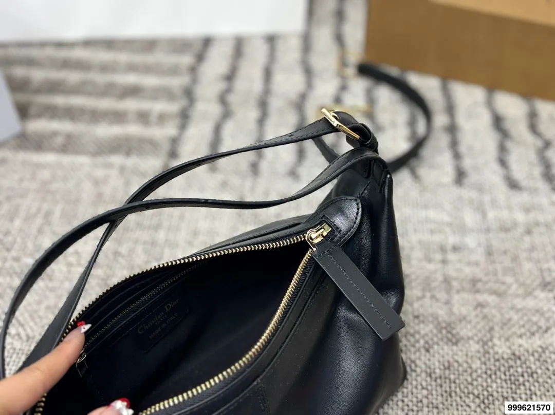 p270 配盒 迪奥Dior D-journey腋下饭盒包 包包百搭不挑人,上身是很清冷的感觉,妥妥气质美人,内衬干净,五金刻字清晰颜色好看又百搭 尺寸:26.12