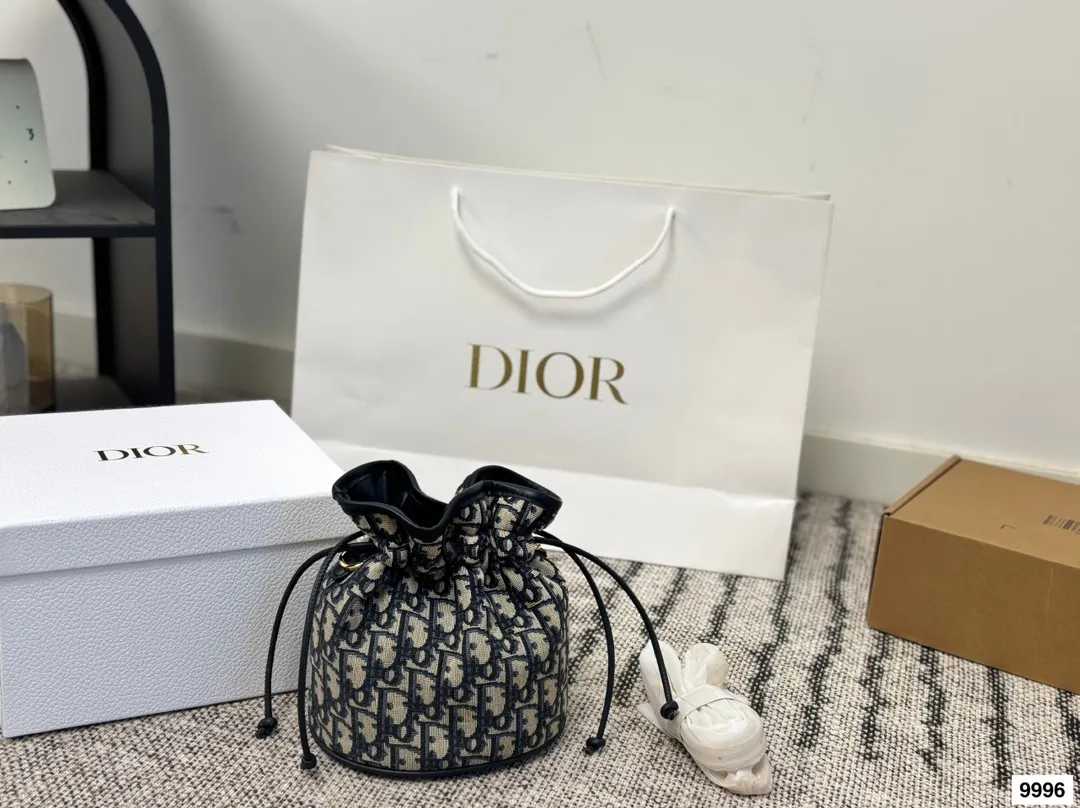 皮p255 布p235配盒 size：17*18cm 迪奥新款小水桶来啦~ 一见发财！ 小福袋的新背法!腋下真的绝了