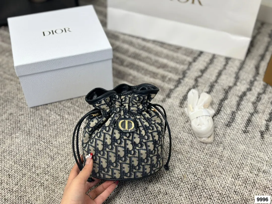 皮p255 布p235配盒 size:17*18cm 迪奥新款小水桶来啦~ 一见发财! 小福袋的新背法!腋下真的绝了