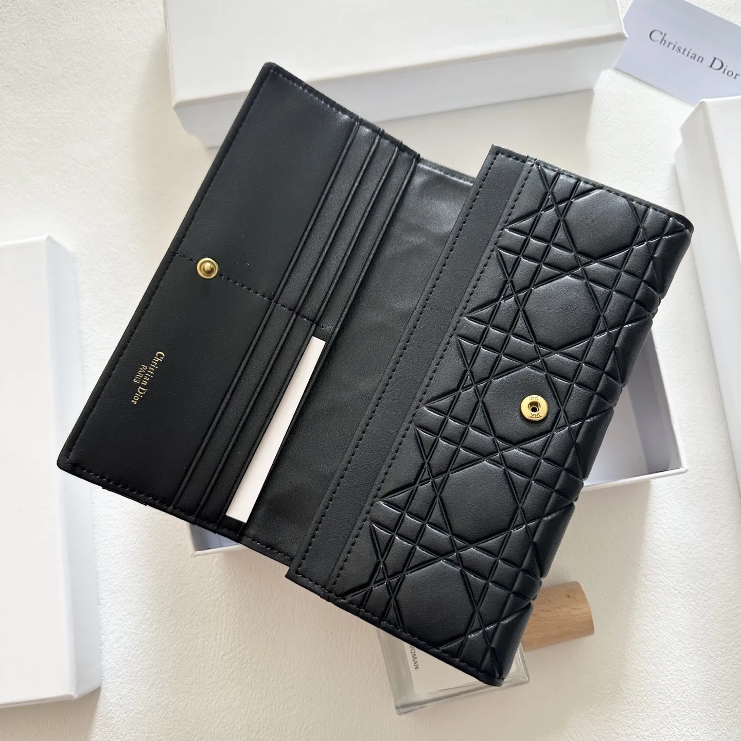 P95🎀🎀颜色 黑 粉 红 土黄🎀尺寸 19x10🎀迪奥👏时尚钱包 🎃🎃头层牛皮🐂安全锁扣 内阁超丰富👍女士专属🔥现货