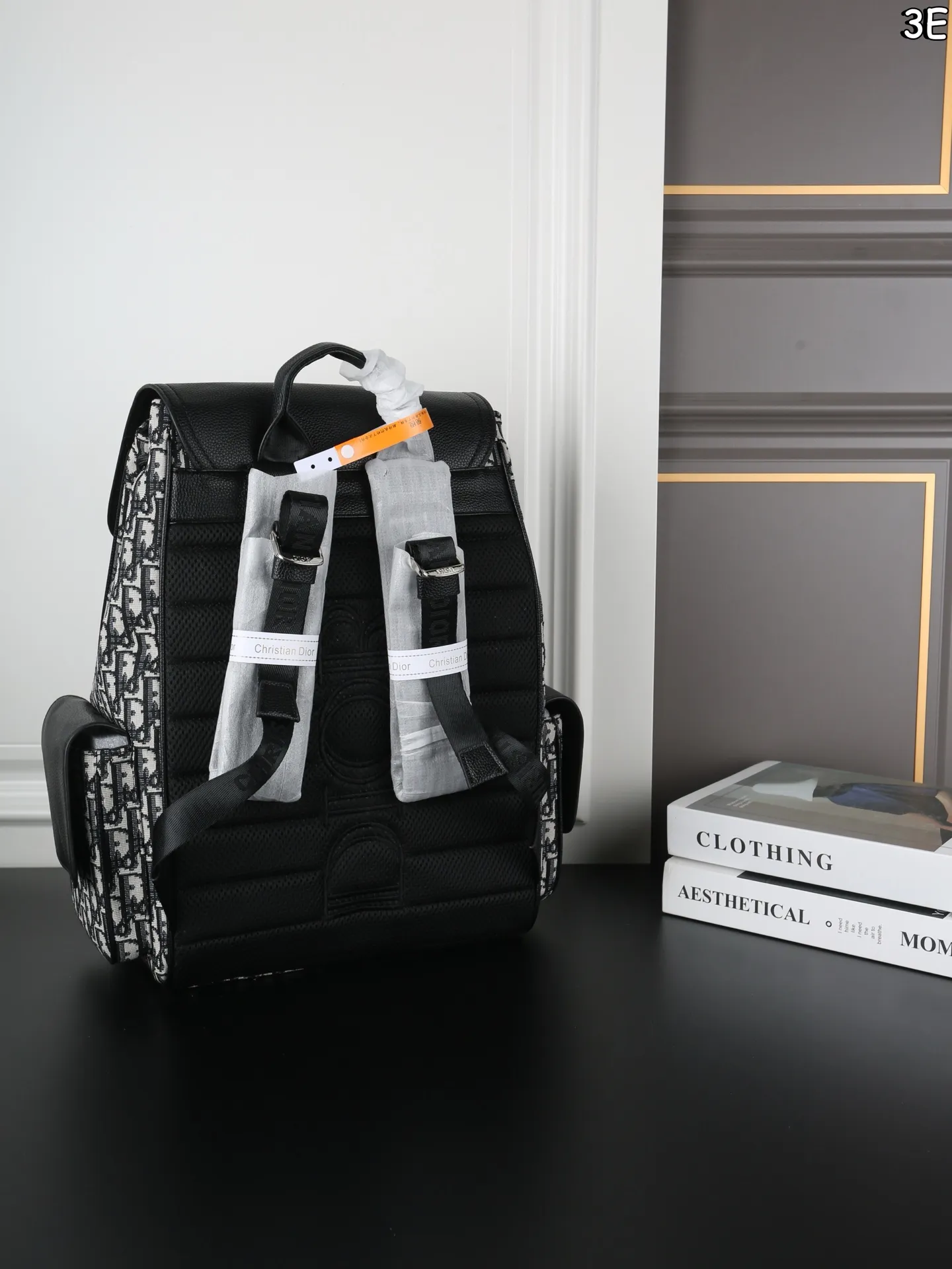 P170 DIOR迪奥 Saddle 老花满印 书包背包双肩包 荔枝纹牛皮拼接,低调奢华质感满分。 翻盖抽绳设计,安全又有细节感。 通勤旅行都很OK!肩带可调节,背部加垫网眼织物,背着舒适不累 。 附防尘袋,实用又时髦! 尺寸:26×41