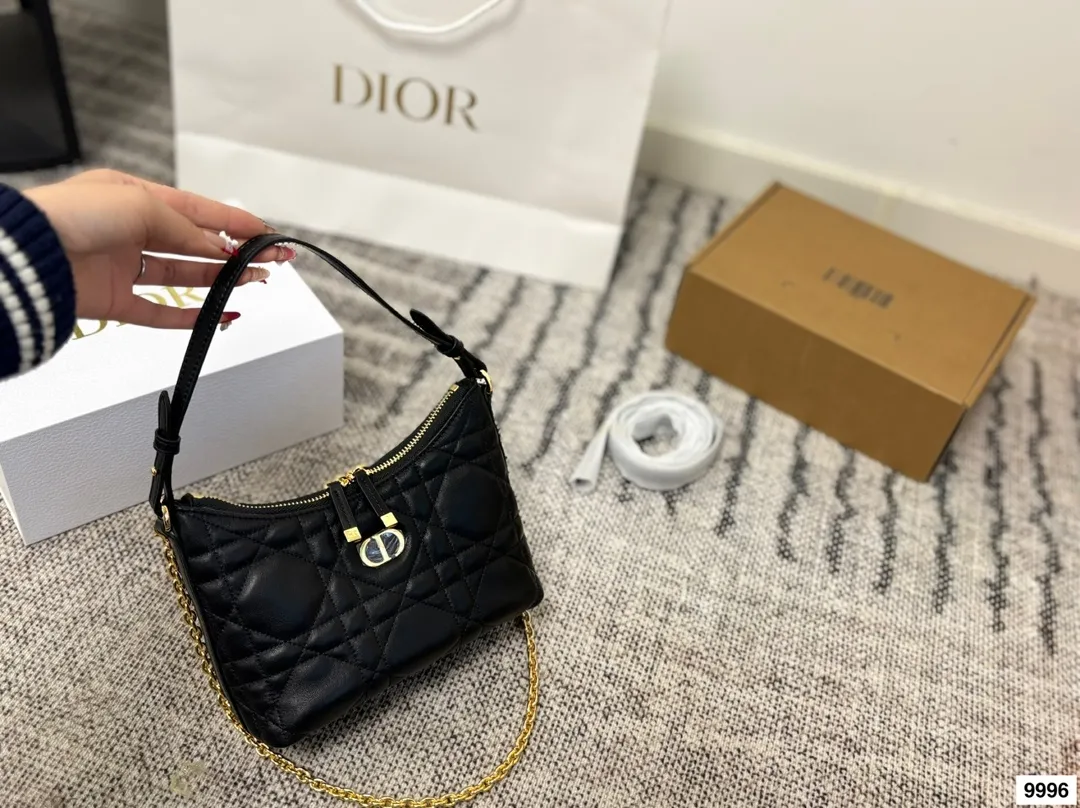 皮p220 布p210 配礼盒 这款 Miss Caro迪奥之爱迷你链条手袋是二零二五秋冬成衣系列新品，时尚现代而不失实用功能。采用奶白色羊皮革精心制作，饰以超大藤格纹缉面线，搭配正面复古金色饰面金属CD标志和一个拉链隔层，可收纳各种日常用品。百搭款式，搭配可调节、可拆卸的皮革肩带和顶部手柄，另带有可拆卸链条，可肩背或斜挎，是日常或晚装造型的理想之选。尺寸20.13