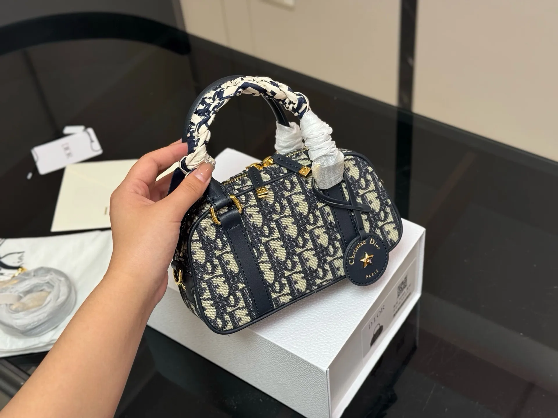 &yen;185 折叠盒 迪奥Dior迷你保龄球包 vibe小包 尺寸:20.12cm