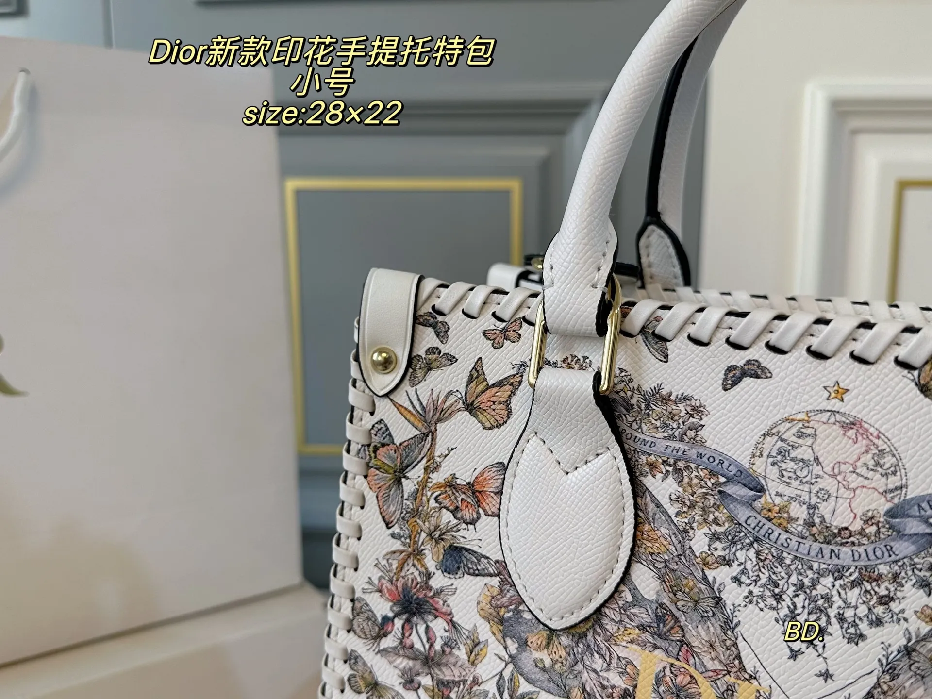 P180小号(无盒) size:28×22小号 DIOR迪奥新款印花手提托特包❤️ 皮线包边新款超级百搭托特包 旅行 妈咪包选它超实用~ 复古又精致,看不腻的美貌 轻便实用,上班族的通勤包‼️