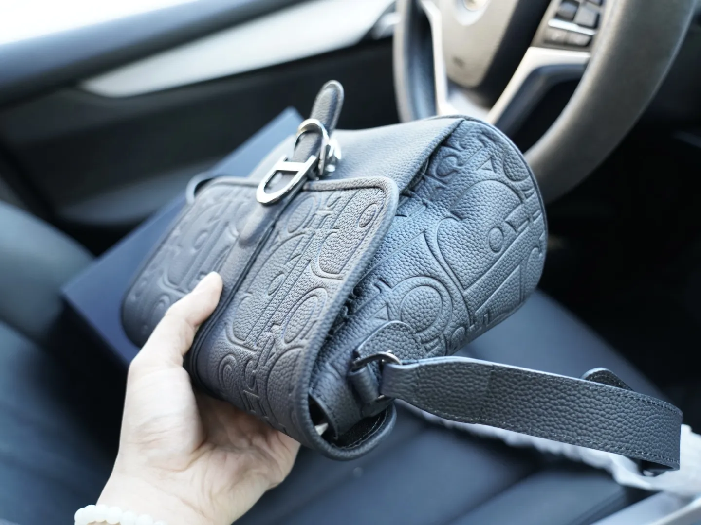 P230🇫🇷 Dior 迪奥 官网同步 高版本 斜挎单肩背包 永恒不过时的标志性产品 纯原单牛皮 顶级五金制作 非市面普通版本 今年最爱的款式 全部实拍 实用性非常高 完全不用担心穿搭 配全套包装折叠盒 【规格:25x20x8】