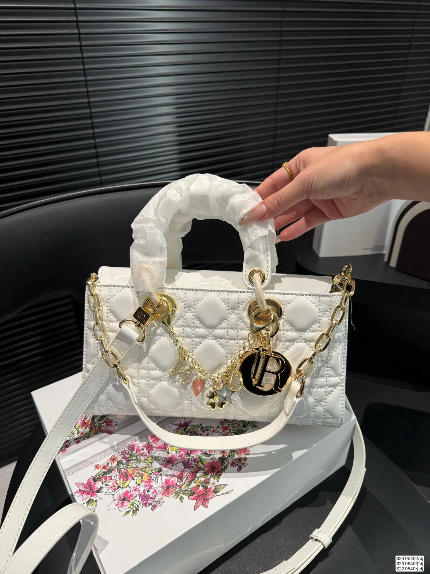 大号P170 中号P165 小号P160 配折叠盒子 迪奥横版戴妃包 sDior戴妃包太好看了吧！ 优雅指数拉满 搭配简洁风格的衣服整个人气质就上来了 而且容量完全可以满足日常要求 日常聚会逛街都很方便~ 尺寸：大26 14 中23 13 小18 11货号 0540