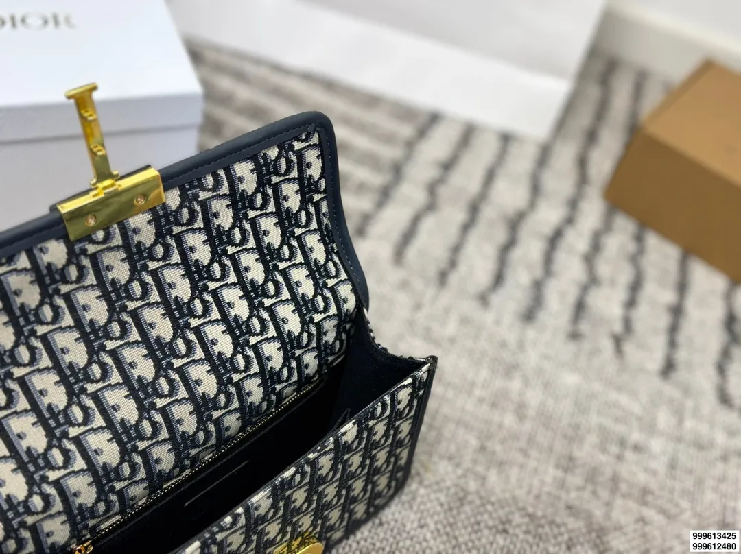 p165 p160 配礼盒 size:25.16/22.14 迪奥 蒙田30 刚刚出的现货! 老花也太好看啦! 温柔很适合🈴️四季!