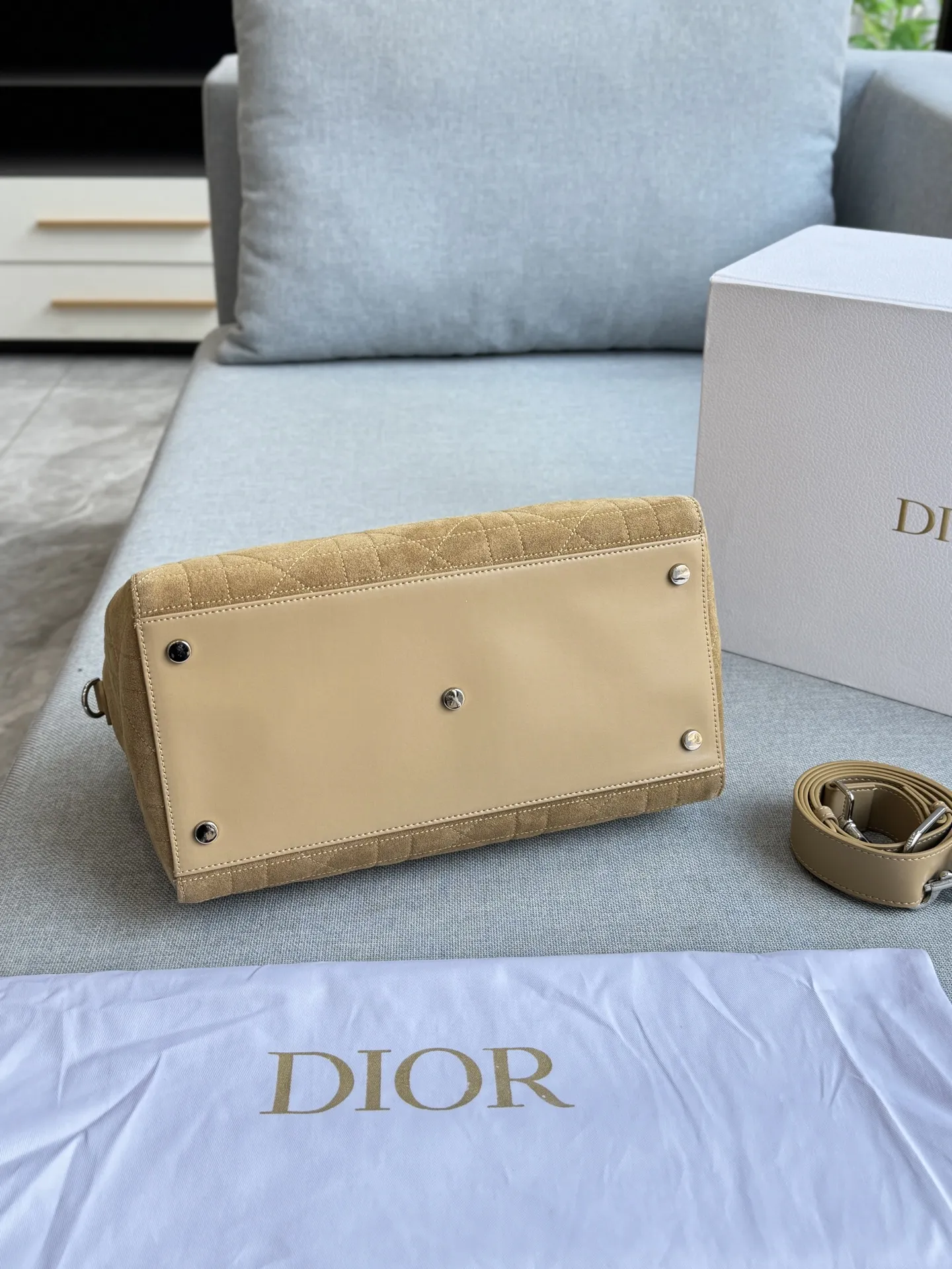 💰315 折叠盒 size：33&times;22 DIOR迪奥 麂皮 藤格纹 枕头包 单肩包 斜挎包 26新款将时尚重新演绎~ 在摩登与复古之间肆意游走~ 麂皮永远是质感的代名词~ 每一处纹理都是天然的艺术！ 层次丰富~起伏的绒面下面，也藏着无数细腻的故事 既优雅又时尚~时尚快人一步