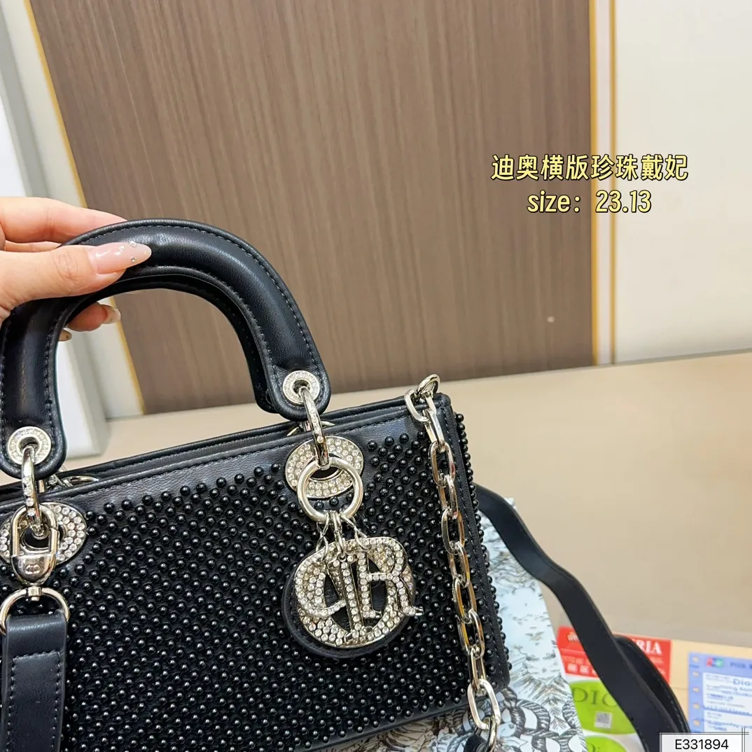 💰210 配折叠盒⚠️尺寸23.13 迪奥 珍珠横版戴妃包 DIOR 这款包不仅优雅,还加入了铆钉设计,瞬间变得个性十足,真是不得了! 艺术感满满!打破娇贵形象的设计,甜美又酷炫,简直绝了!