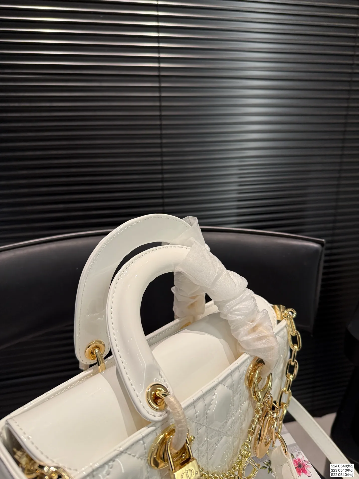 大号P170 中号P165 小号P160 配折叠盒子 迪奥横版戴妃包 sDior戴妃包太好看了吧！ 优雅指数拉满 搭配简洁风格的衣服整个人气质就上来了 而且容量完全可以满足日常要求 日常聚会逛街都很方便~ 尺寸：大26 14 中23 13 小18 11货号 0540