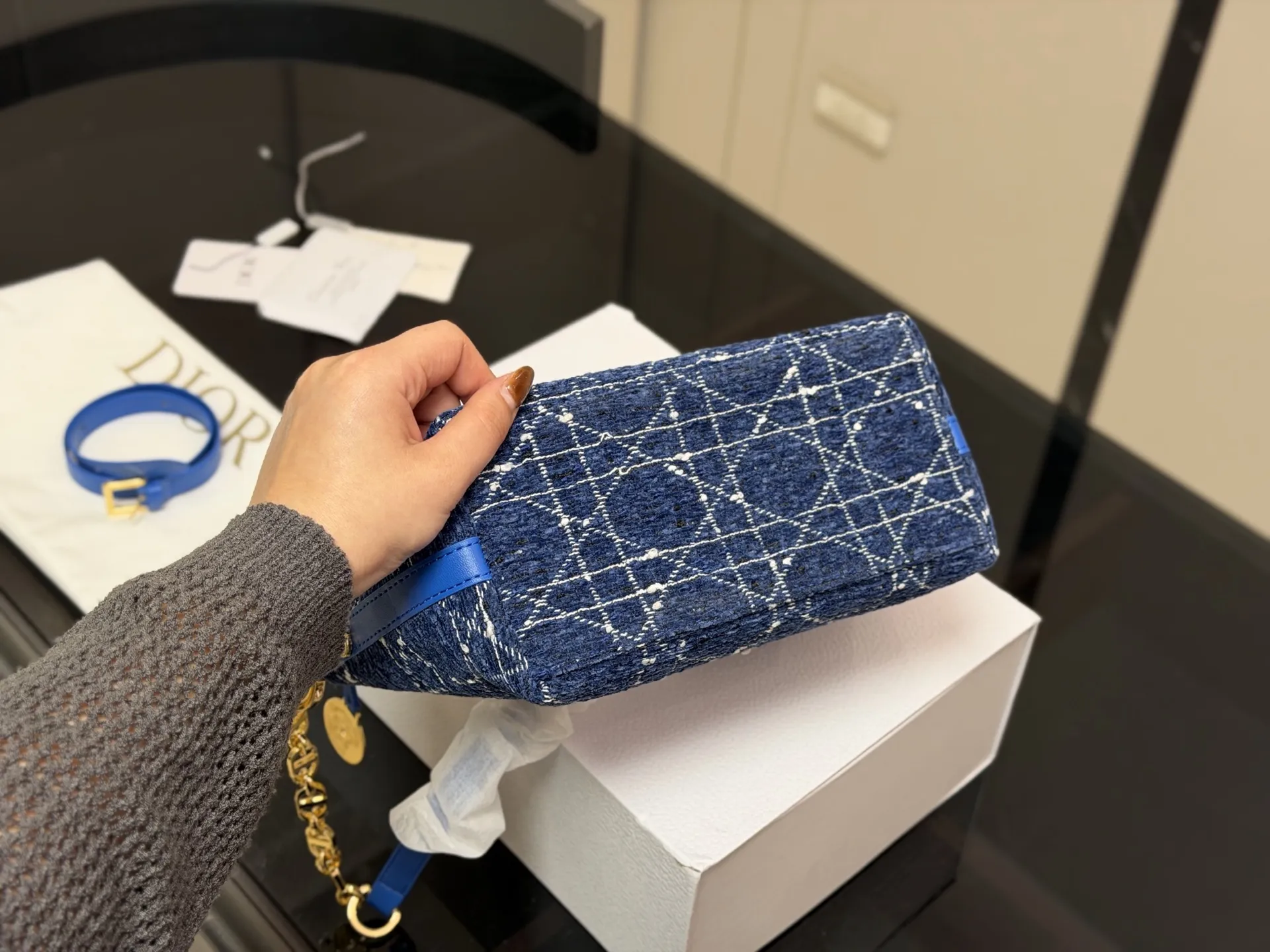 ¥180 配折叠盒飞机盒 size:22底宽*15cm 迪奥Nomad新品饭盒包 背出去被夸爆的hobo饭盒包!! 可以实现一包多用啦! 赠送加长肩带! 🉑腋下🉑斜挎