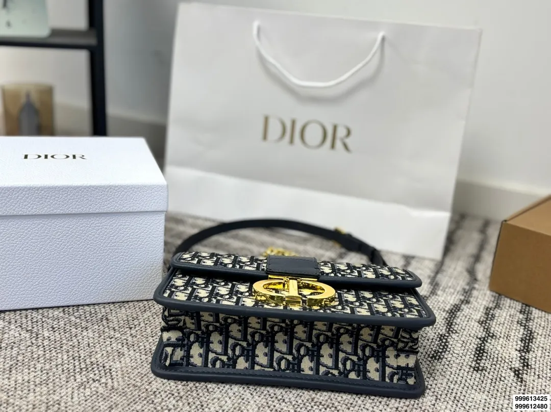 p165 p160 配礼盒 size：25.16/22.14 迪奥 蒙田30 刚刚出的现货！ 老花也太好看啦！ 温柔很适合🈴️四季！