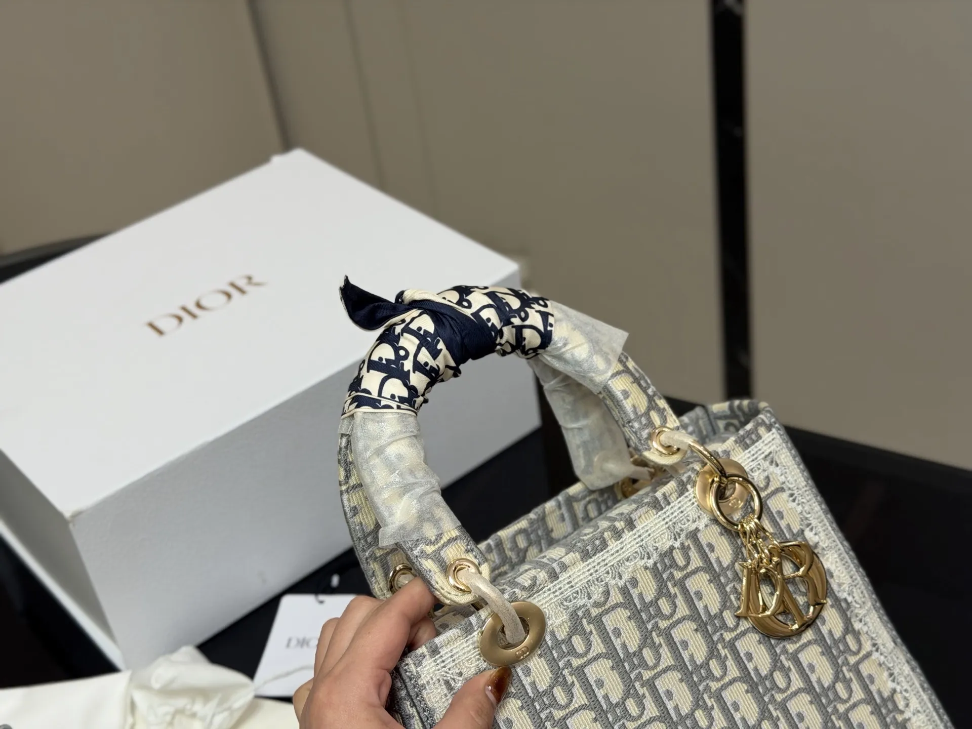 ¥295 配折叠盒 size:24*20cm 迪奥 刺绣戴妃包 现代休闲且优雅 刺绣宽肩带 特别!特别!!!