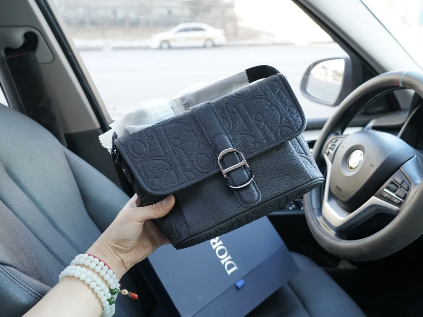 P230🇫🇷 Dior 迪奥 官网同步 高版本 斜挎单肩背包 永恒不过时的标志性产品 纯原单牛皮 顶级五金制作 非市面普通版本 今年最爱的款式 全部实拍 实用性非常高 完全不用担心穿搭 配全套包装折叠盒 【规格：25x20x8】