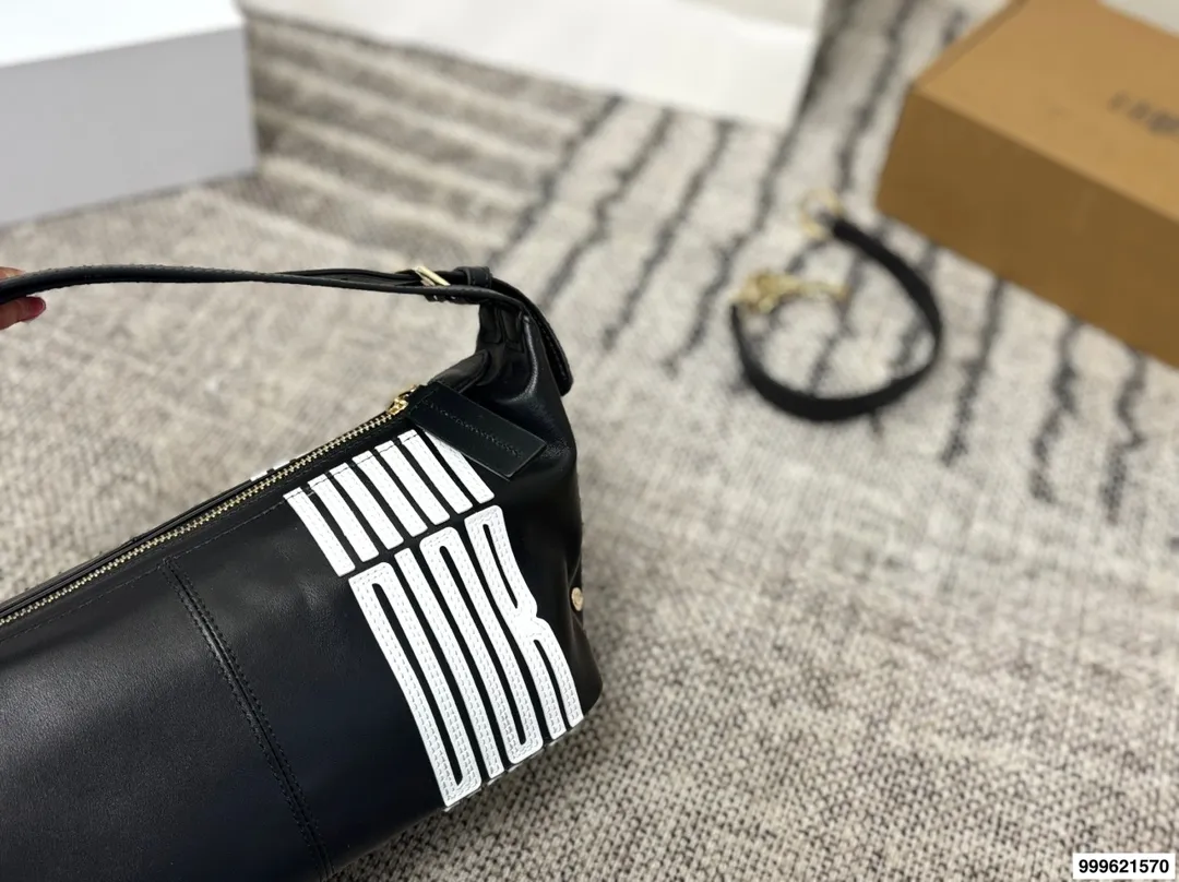 p270 配盒 迪奥Dior D-journey腋下饭盒包 包包百搭不挑人,上身是很清冷的感觉,妥妥气质美人,内衬干净,五金刻字清晰颜色好看又百搭 尺寸:26.12