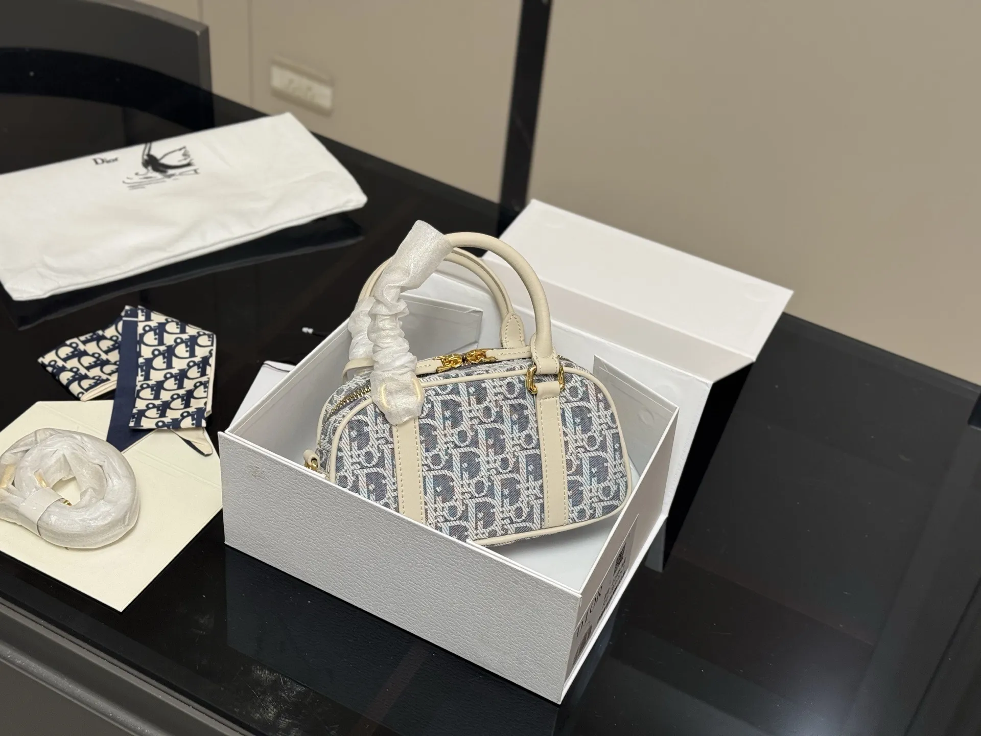 ¥185 折叠盒 迪奥Dior迷你保龄球包 vibe小包 尺寸:20.12cm