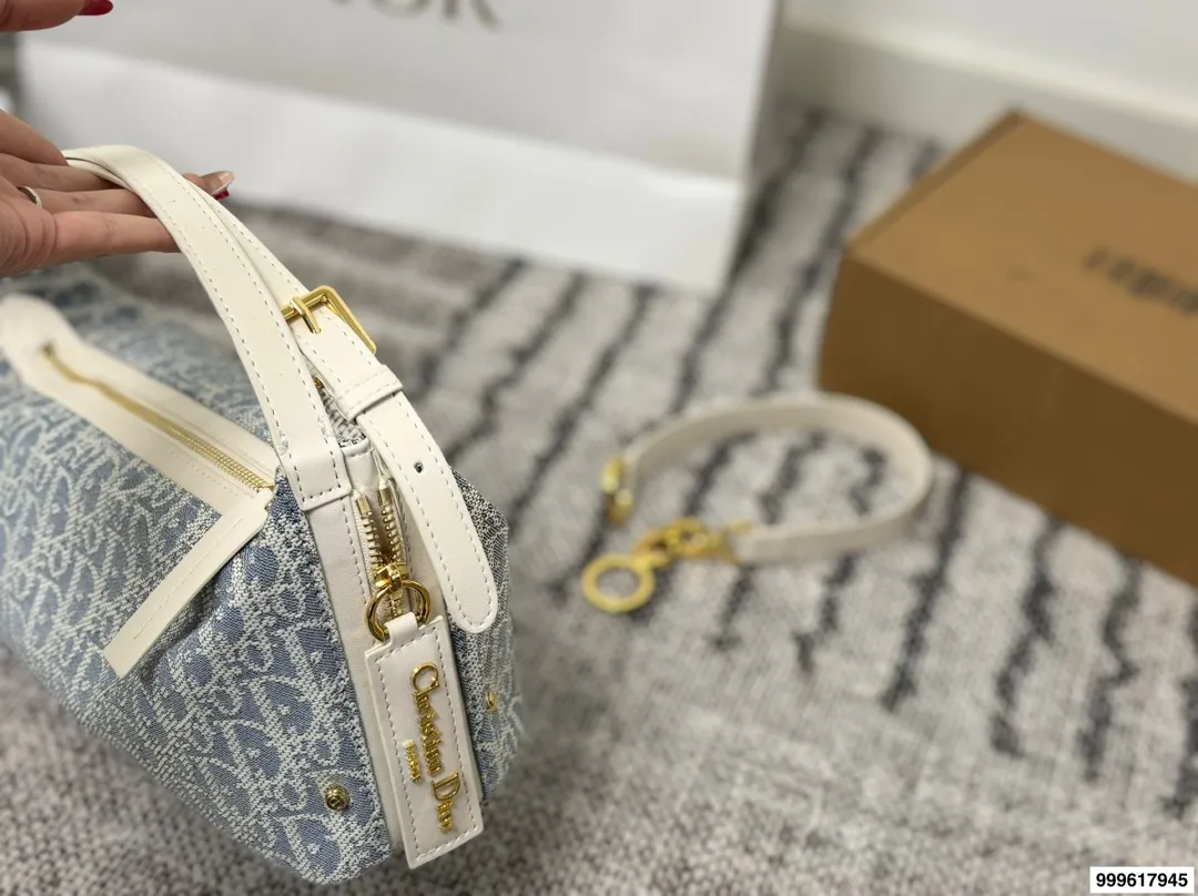 P215 配礼盒。 迪奥旅行包 被 Dior新款流浪包美到失语!背出去,谁还看路啊!时尚圈顶流Dior新款流浪包,把高级感狠狠拿捏住了,背上秒变街拍女王。 富家千金同款Dior新款流浪包,一眼万年,背着它,你就是人群焦点尺寸:25 13