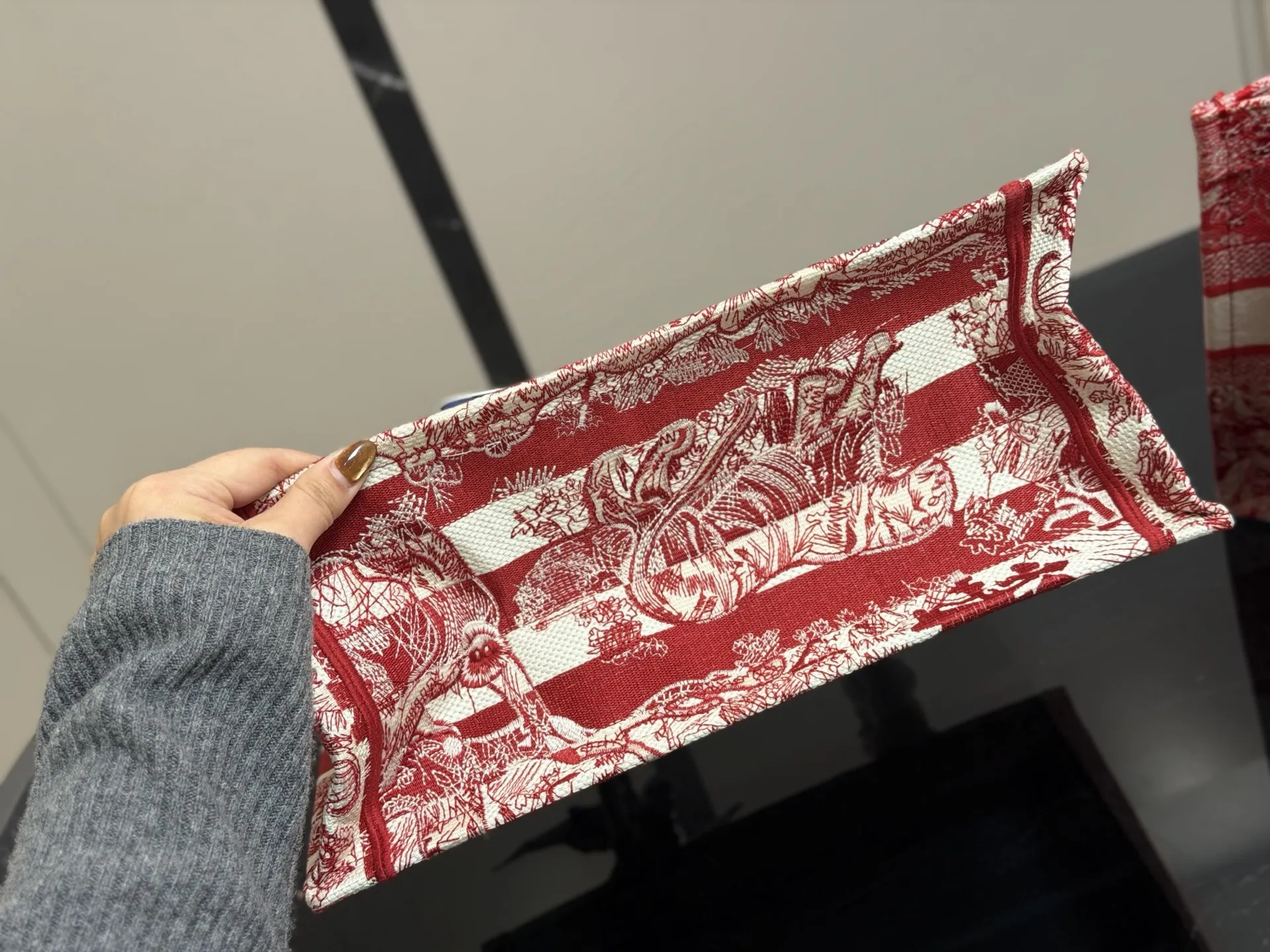 ¥180 配盒丝巾 Dior 原版布提花 Dior book tote今年最喜欢的一款购物袋 tote我用的次数最多的包 迪奥因为容量超级大 不管什么东西都向里面放 当然凹造型也是必须有 尺寸:中号36cm