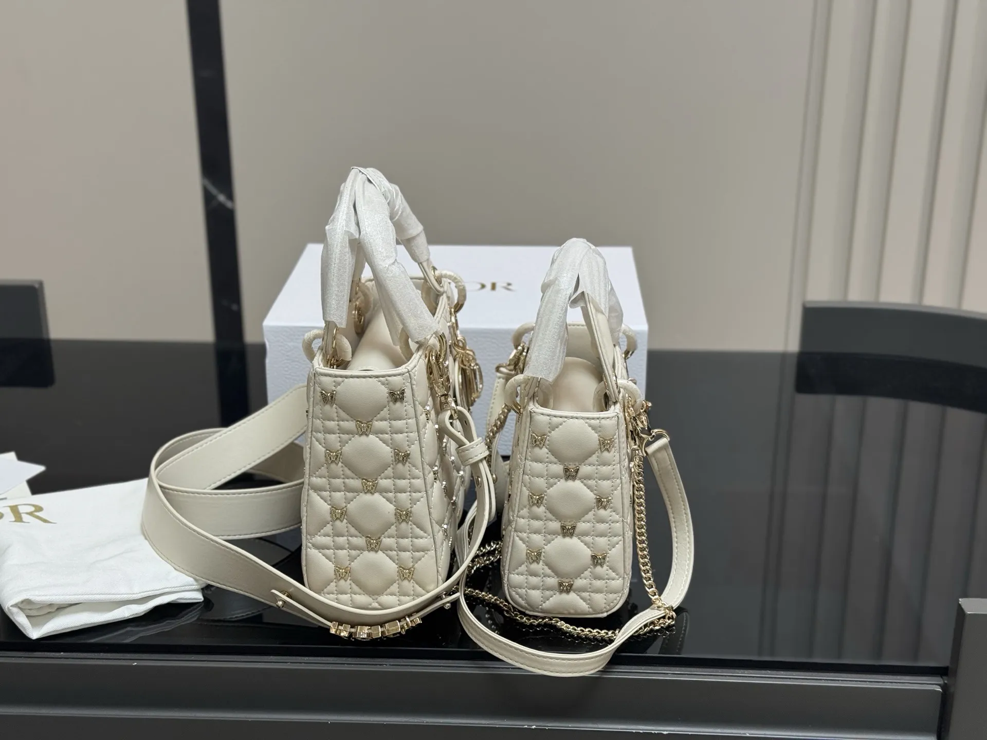 ¥250 ¥260 配折叠盒 尺寸:17cm 20cm 高品版.升级顶级原单出货 ✅ 迪奥 戴妃蝴蝶羊皮款 搭配最新的肩带 更加加分! ⚠⚠小牛皮材质!