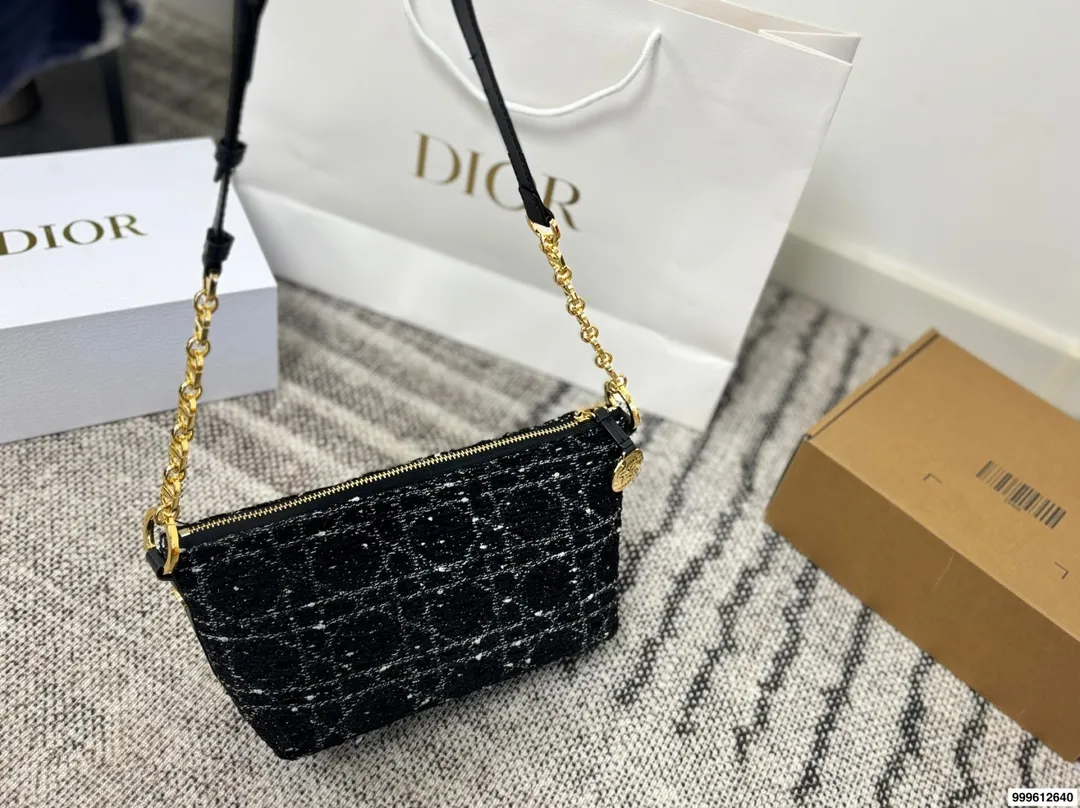 P180 礼盒🎁 size: 22.14 迪奥 Dior star Hobo 饭盒包 轻松演绎复古时髦 包型挺阔,简约而不简单不需要过多的装饰,日常搭配西装和T恤,就能将高级感体现的淋漓尽致!