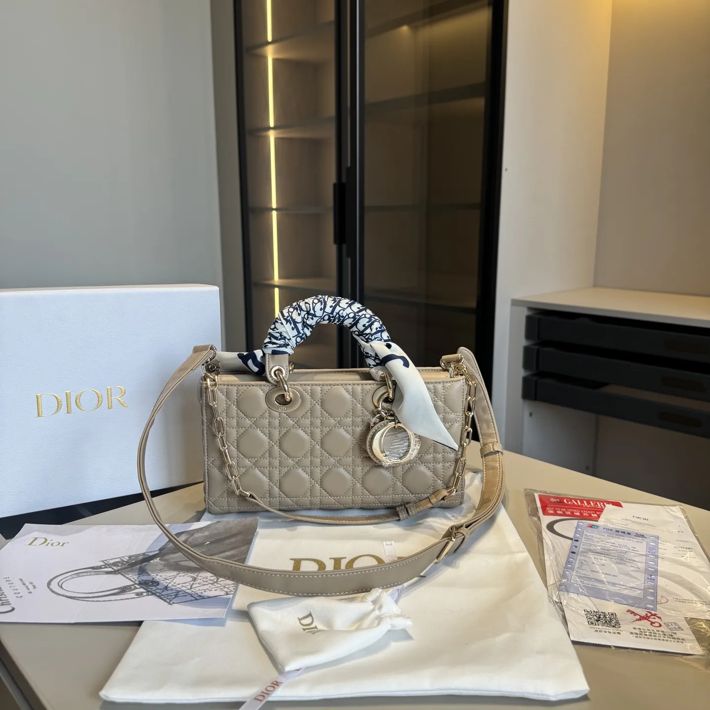 🅿️205~🅿️225~🅿️235✅新品推荐🔜 顶级货🔥赠送原版星星挂件🌟赠送原版丝巾‼️DIOR迪奥专柜同款小羊皮菱格💎横版戴妃包👍配长短两条肩带👍Lady Dior彰显品味!走到哪都是回头率👍采用顶级复刻原版五金!品质堪比正品!🎁原版折叠礼盒包装(size:迷你16.5*10 小号22*11 大号26*13)