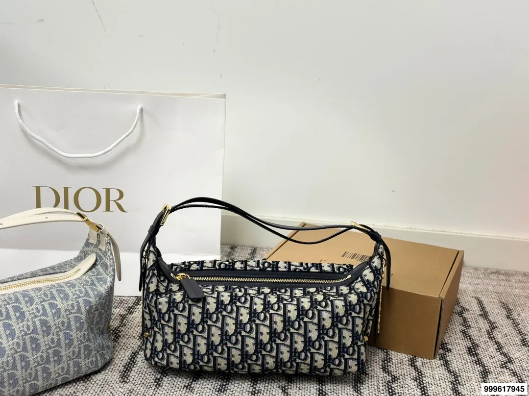 P215 配礼盒。 迪奥旅行包 被 Dior新款流浪包美到失语!背出去,谁还看路啊!时尚圈顶流Dior新款流浪包,把高级感狠狠拿捏住了,背上秒变街拍女王。 富家千金同款Dior新款流浪包,一眼万年,背着它,你就是人群焦点尺寸:25 13