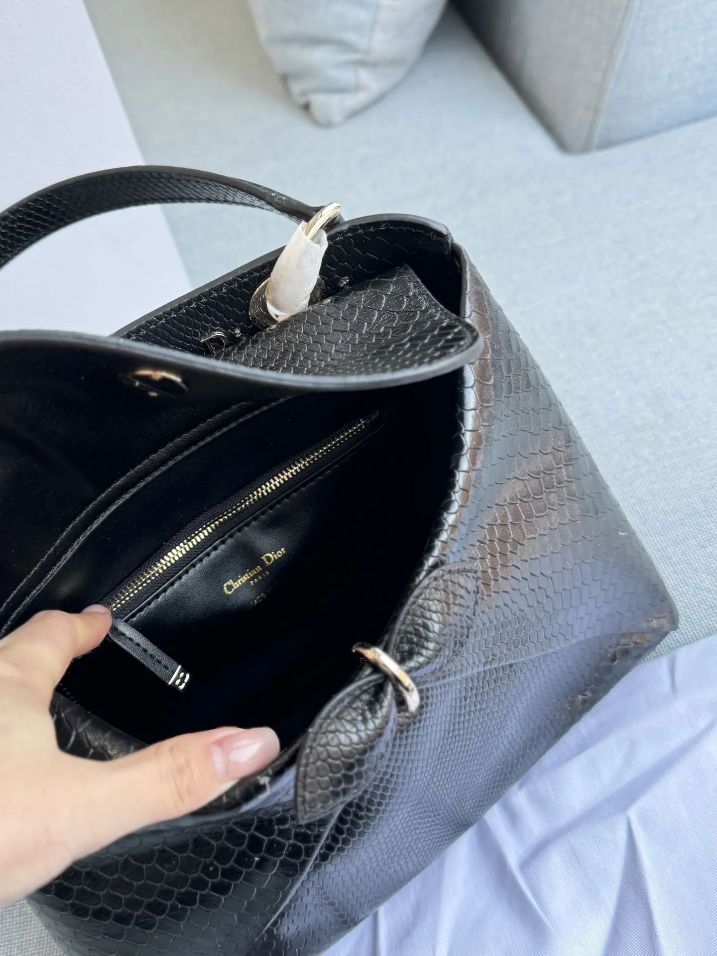 💰300 全套礼盒 size：28&times;22 DIOR迪奥 蛇纹 蝴蝶结手提包 单肩包 JWA设计焕然一新！ 设计感满满的手提包 好喜欢这季的&ldquo;克拉巴特&rdquo;领结 采用皮,纹理清晰,质感满分+。 手提或斜挎都很OK，兼具实用与时尚感。