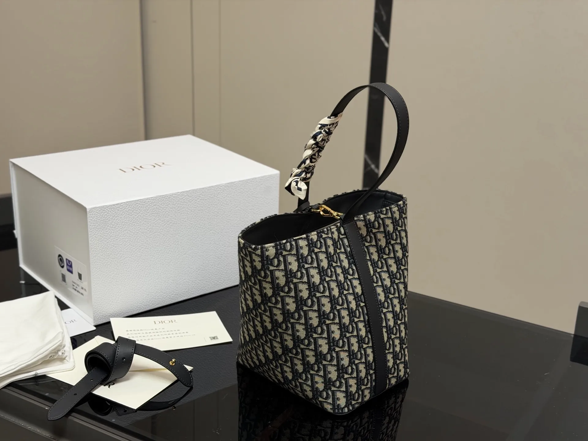 ¥170 配盒 size:20*24cm 迪奥star 老花水桶包 今年好喜欢背水桶包,兼具了高智感和实用性~配上入秋百搭风衣,一切都是那么的恰到好处,随随便便都出片!