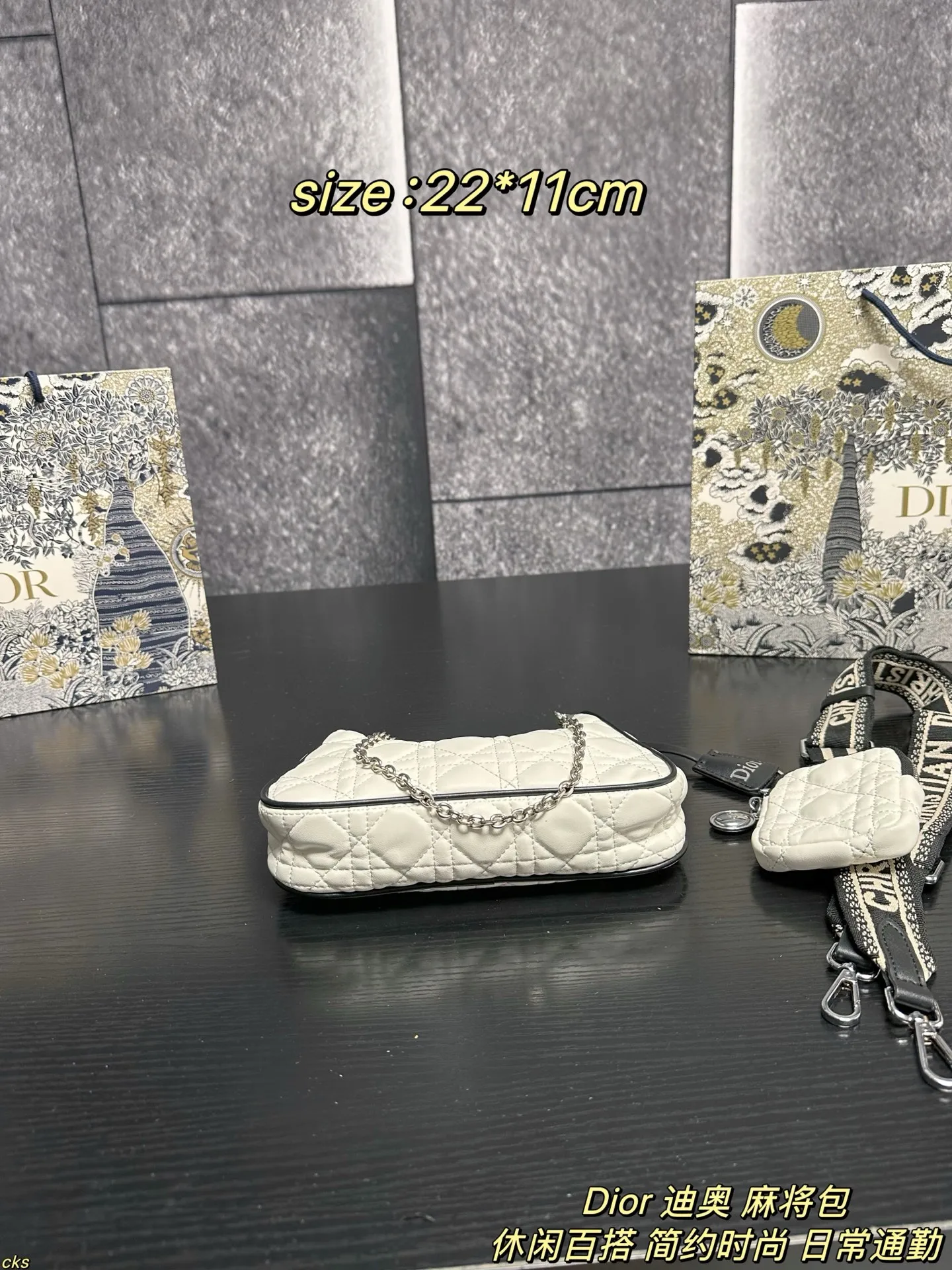 P135配盒 Dior 迪奥 麻将包 迪奥三合一 最近设计,真的都太火了!独特一款面料,可以说是非常实用了:防水、耐磨、轻便,而且四季都可以背,冬天的厚重感或夏天的运动感都可以轻松驾驭。尼龙包整的这么精致太喜欢了 尺寸:22*11cm