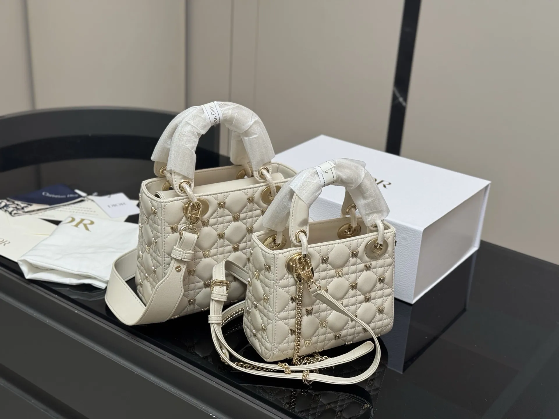 &yen;250 &yen;260 配折叠盒 尺寸：17cm 20cm 高品版.升级顶级原单出货 ✅ 迪奥 戴妃蝴蝶羊皮款 搭配最新的肩带 更加加分！ ⚠⚠小牛皮材质！