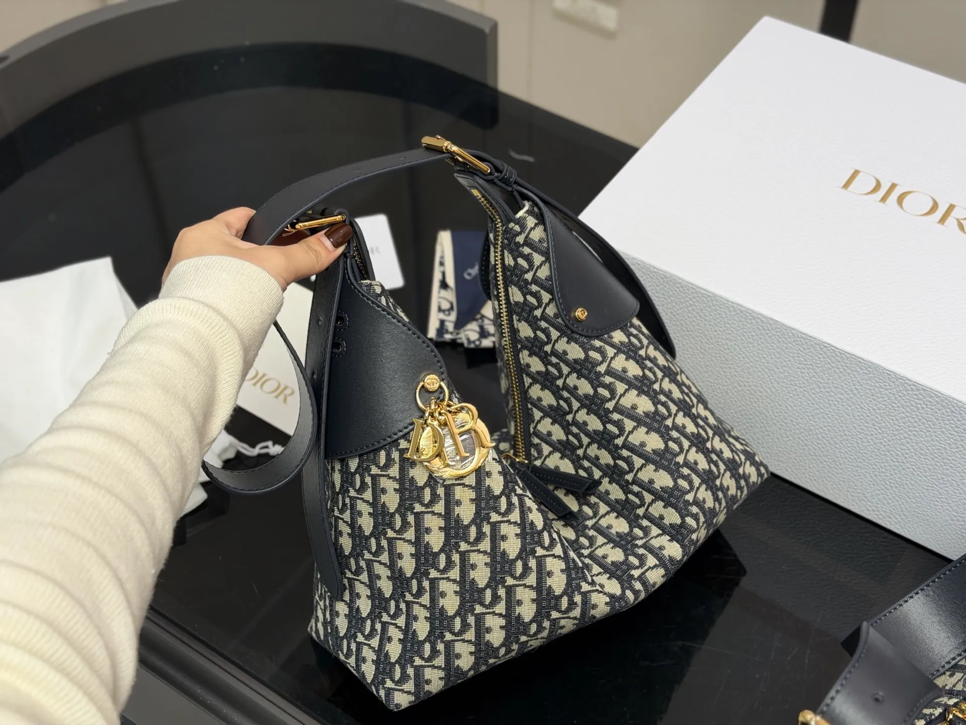 &yen;210 &yen;215 配盒 size：21*15cm（小号） 28*20cm（大号） 迪奥VOYAGE carryall 牛皮品质哦！ 超轻大容量V型轮廓立挺又利落! 新包Voyage太酷辣!