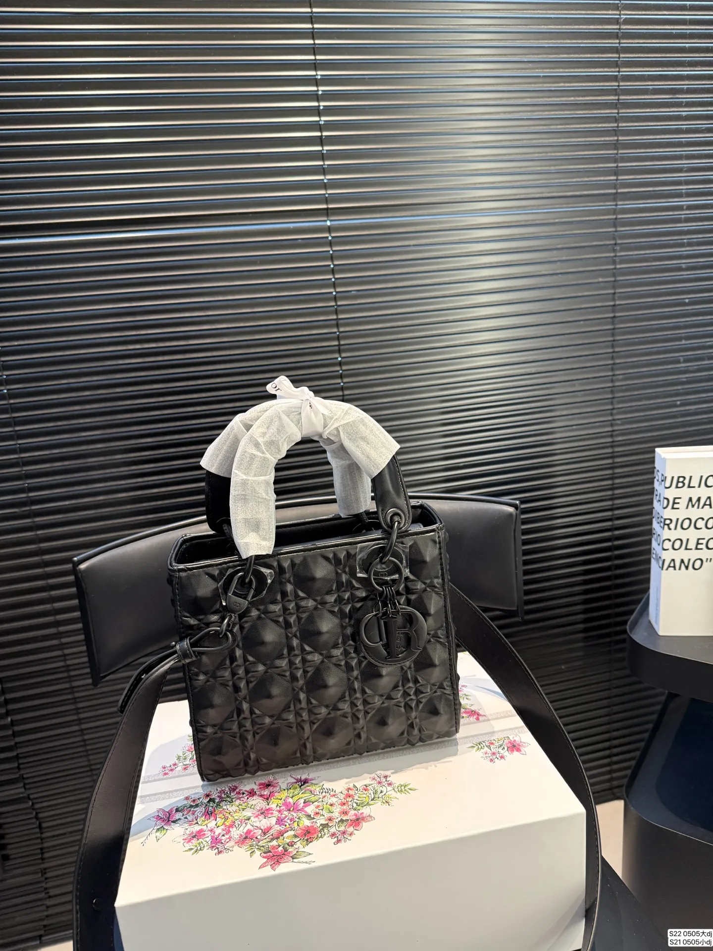 大号P160 小号P155 配折叠盒子 迪奥戴妃包 sDior戴妃包太好看了吧! 优雅指数拉满 搭配简洁风格的衣服整个人气质就上来了 而且容量完全可以满足日常要求 日常聚会逛街都很方便~ 尺寸:大20 18 小16 14 货号0505