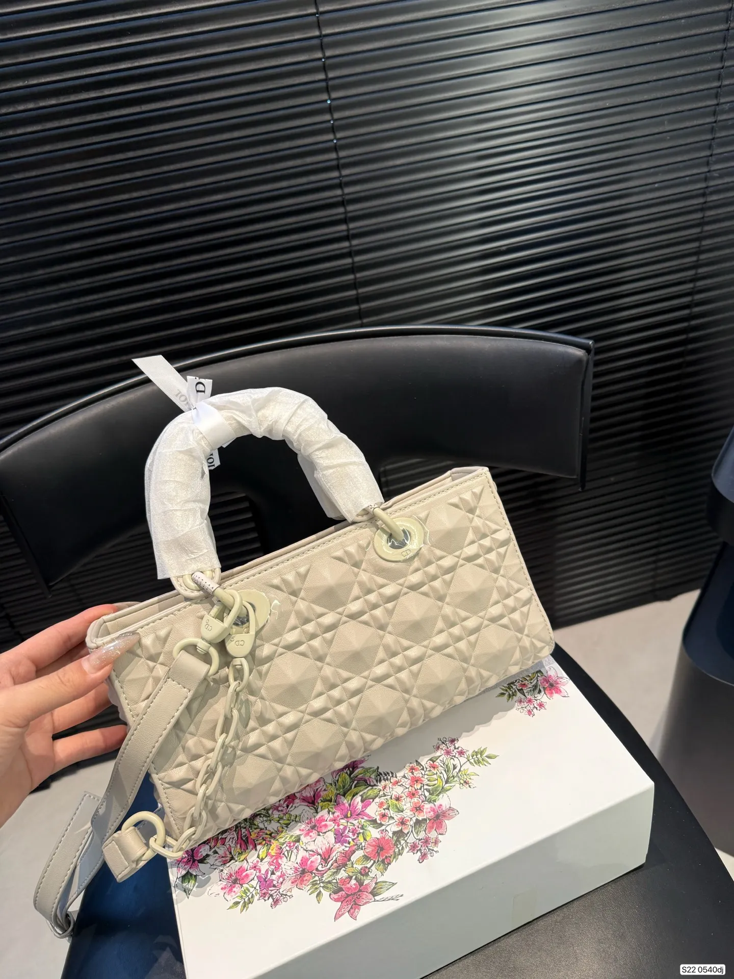 P160 配折叠盒子 迪奥横版戴妃包 sDior戴妃包太好看了吧! 优雅指数拉满 搭配简洁风格的衣服整个人气质就上来了 而且容量完全可以满足日常要求 日常聚会逛街都很方便~ 尺寸:26 14 货号 0540