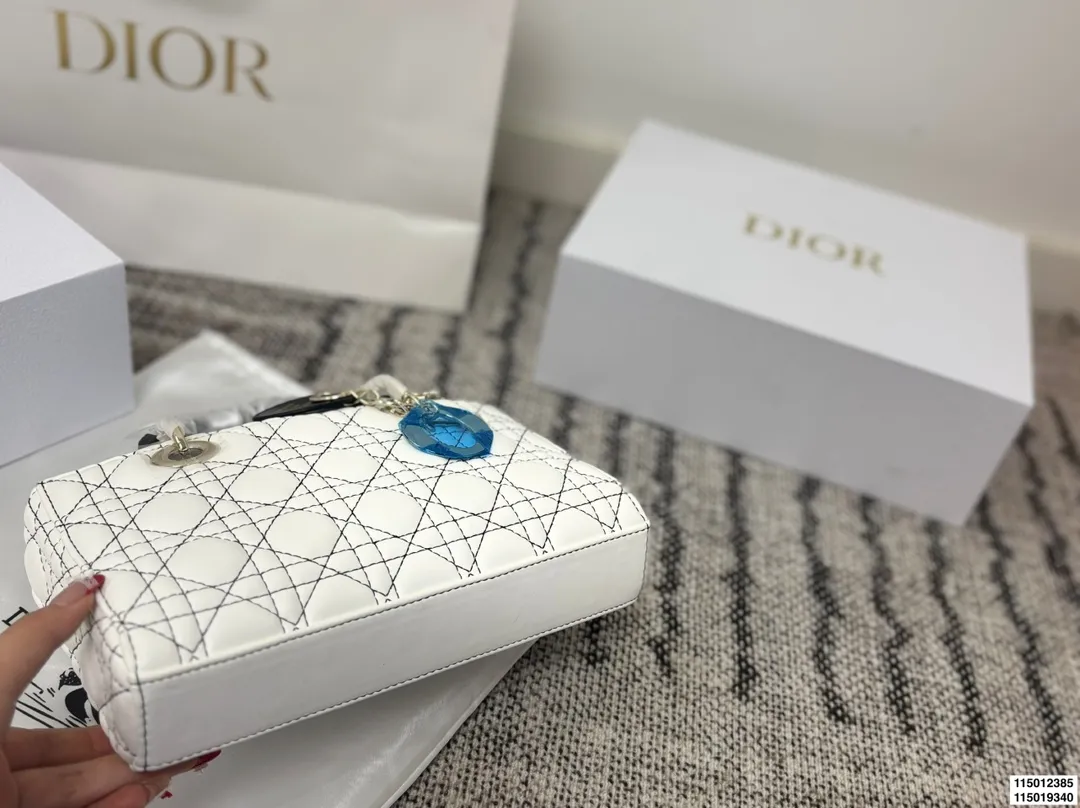 p155 p150 配折叠盒 迪奥横版戴妃包 Dior戴妃包太好看了吧！ 优雅指数拉满 搭配简洁风格的衣服整个人气质就上来了 而且容量完全可以满足日常要求 日常聚会逛街都很方便~ 尺寸25.15/24.14