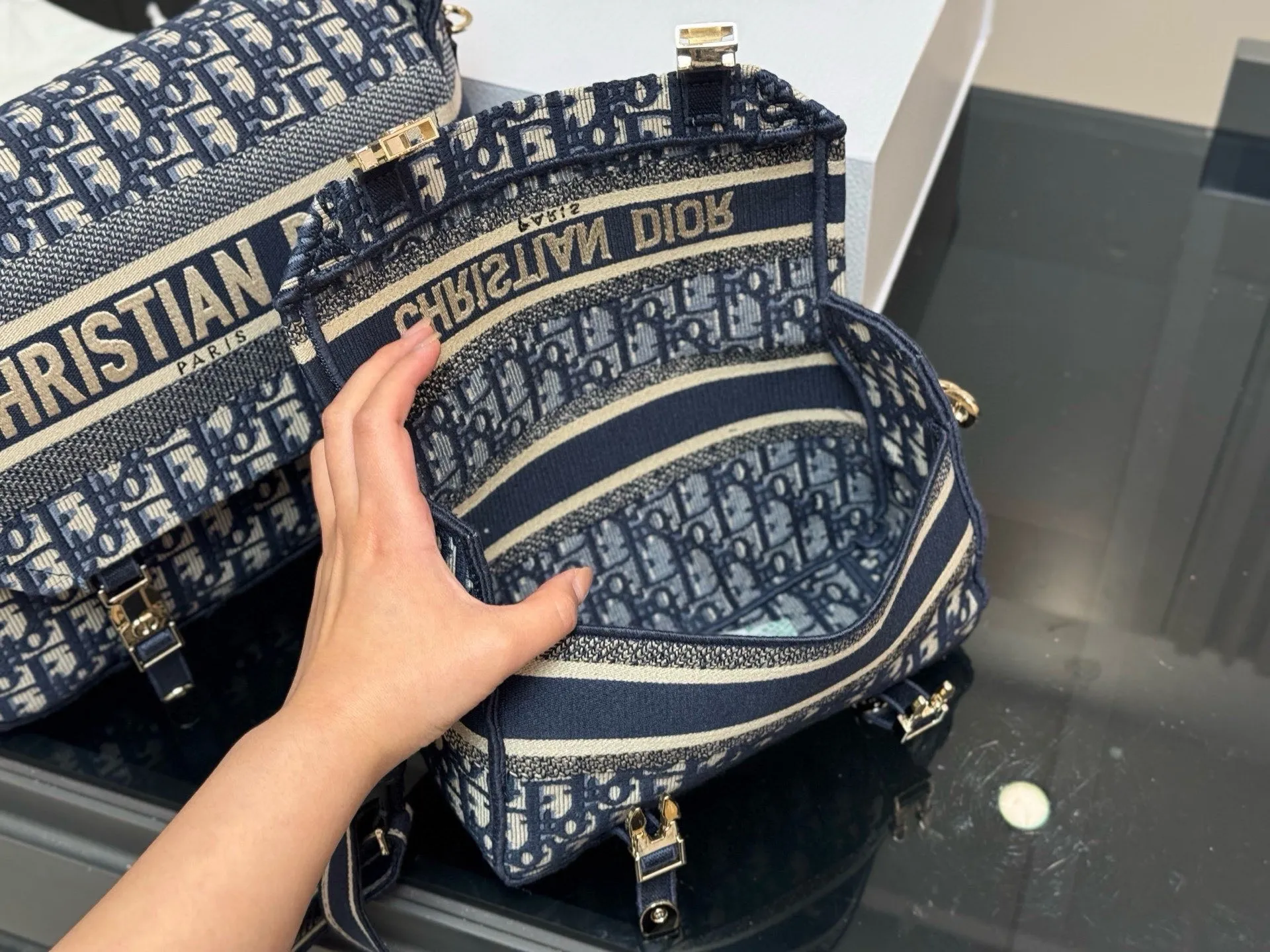 &yen;235 &yen;275 配盒（升级版） size：23*16cm（小） 29*27cm（大） 迪奥 camp小号邮差 真的太好看了！ 自重很轻！超级好看！ 男女均🉑️！ 搜索🔍Dior（迪奥）邮差包