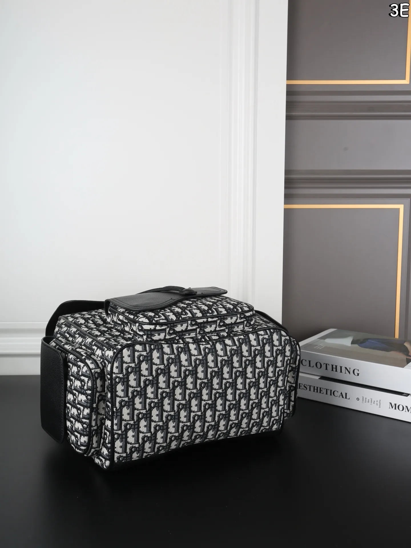 P170 DIOR迪奥 Saddle 老花满印 书包背包双肩包 荔枝纹牛皮拼接，低调奢华质感满分。 翻盖抽绳设计，安全又有细节感。 通勤旅行都很OK!肩带可调节，背部加垫网眼织物，背着舒适不累 。 附防尘袋，实用又时髦! 尺寸：26&times;41