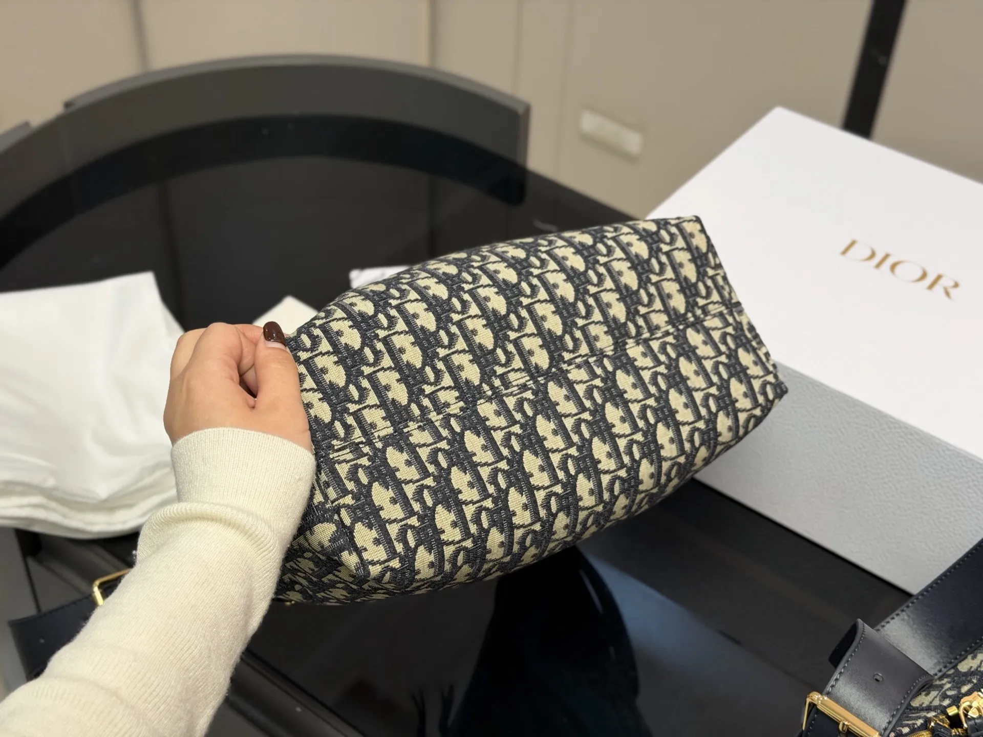 ¥210 ¥215 配盒 size:21*15cm(小号) 28*20cm(大号) 迪奥VOYAGE carryall 牛皮品质哦! 超轻大容量V型轮廓立挺又利落! 新包Voyage太酷辣!