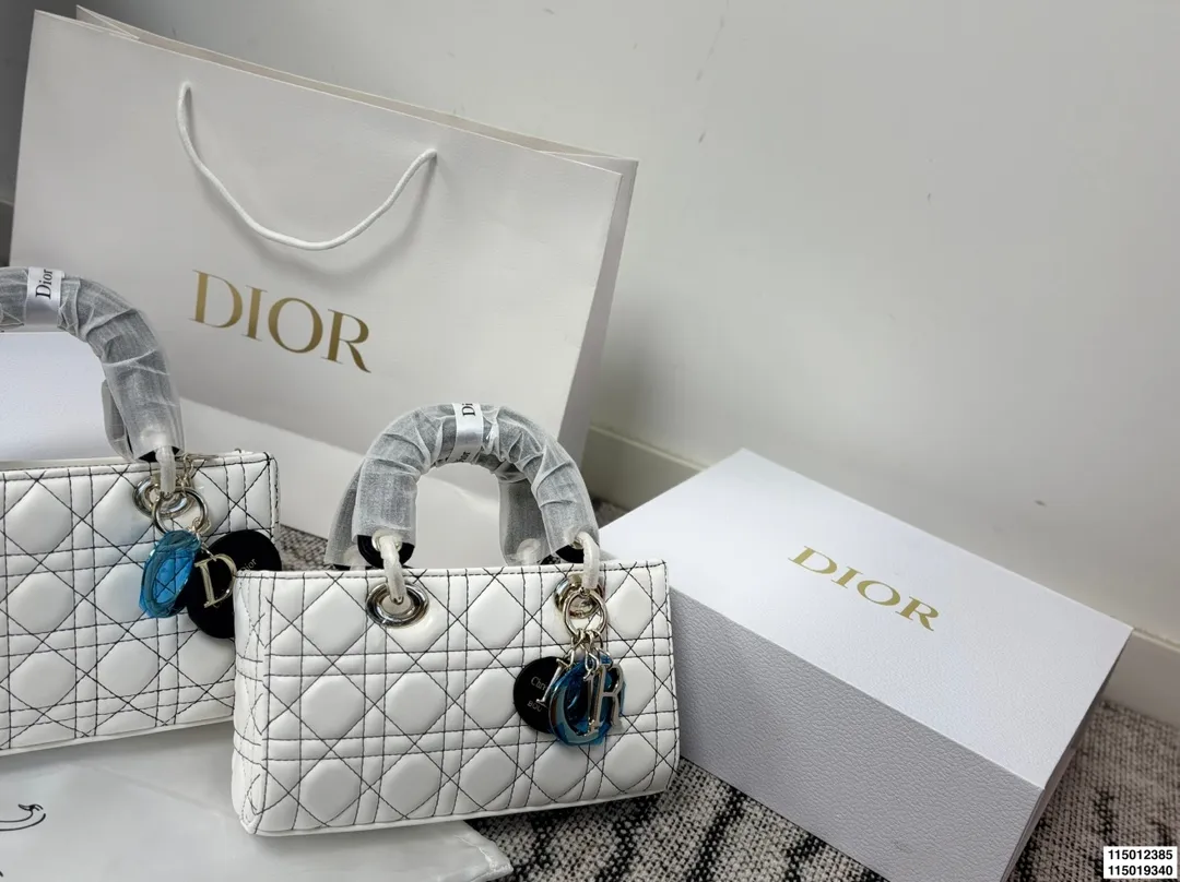 p155 p150 配折叠盒 迪奥横版戴妃包 Dior戴妃包太好看了吧! 优雅指数拉满 搭配简洁风格的衣服整个人气质就上来了 而且容量完全可以满足日常要求 日常聚会逛街都很方便~ 尺寸25.15/24.14