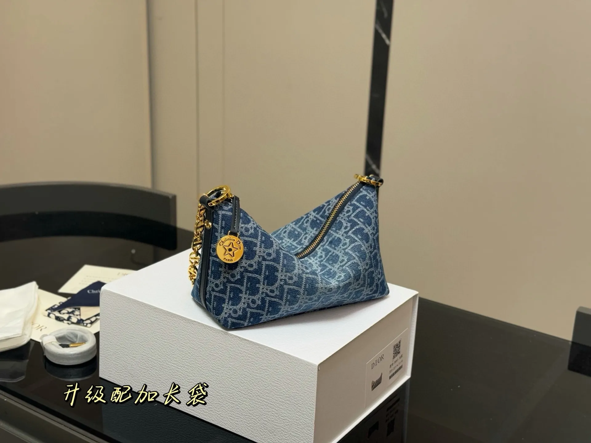 &yen;195 配折叠盒 迪奥DIOR 便当包 ✅迪奥顶级原单 经典又高级 尺寸:22.14cm 很有质感 可盐可甜 上身绝美 无可比拟 是每个追求漂亮的女孩必入单品