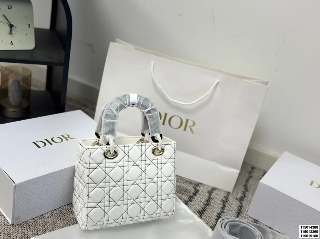 p150p150p130配折叠盒 迪奥戴妃包 Dior戴妃包太好看了吧！ 优雅指数拉满 搭配简洁风格的衣服整个人气质就上来了 而且容量完全可以满足日常要求 日常聚会逛街都很方便~ 尺寸20.17/18.15/15.12