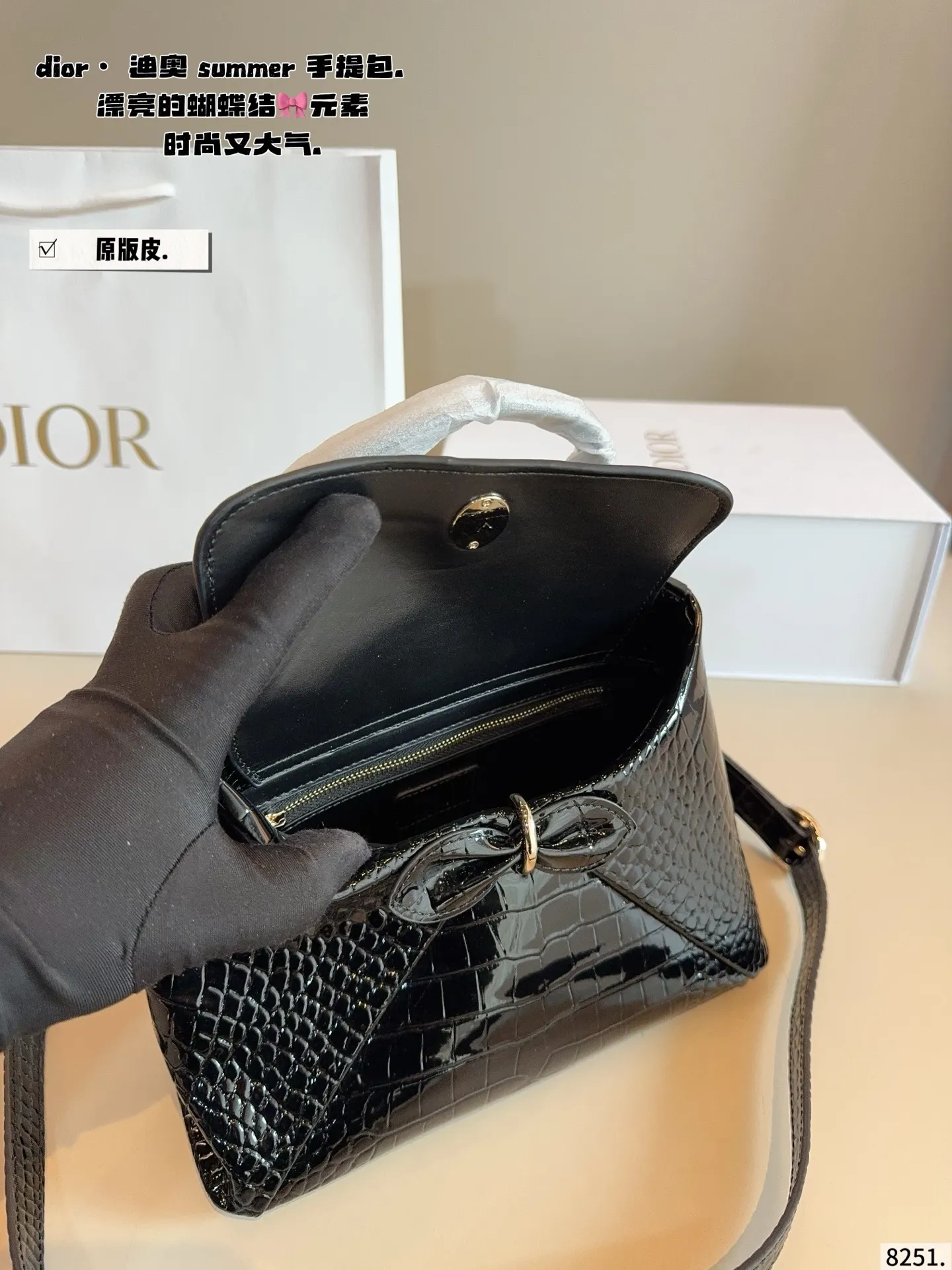 p275配礼盒🎁. Dior summer 26秀场直击📸 秀场直击新款包包👛 漂亮的蝴蝶结🎀元素 Anderson 的迪奥首秀赢了 容量非常可，日常通勤都没问题 可咸可甜 质感满分 工艺非常讲究 细节立体感拉满尺寸：25*10*18cm