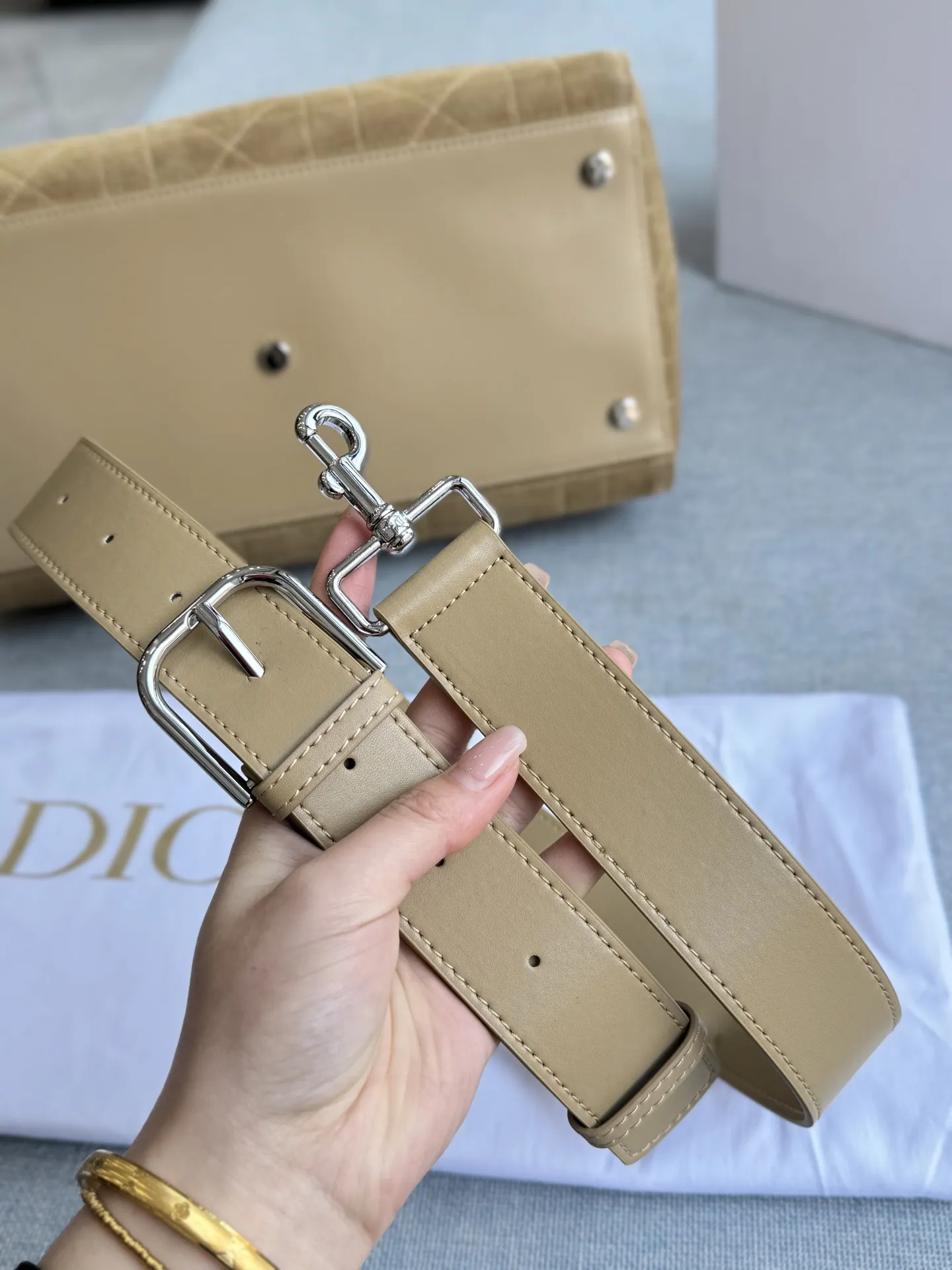 💰315 折叠盒 size：33&times;22 DIOR迪奥 麂皮 藤格纹 枕头包 单肩包 斜挎包 26新款将时尚重新演绎~ 在摩登与复古之间肆意游走~ 麂皮永远是质感的代名词~ 每一处纹理都是天然的艺术！ 层次丰富~起伏的绒面下面，也藏着无数细腻的故事 既优雅又时尚~时尚快人一步